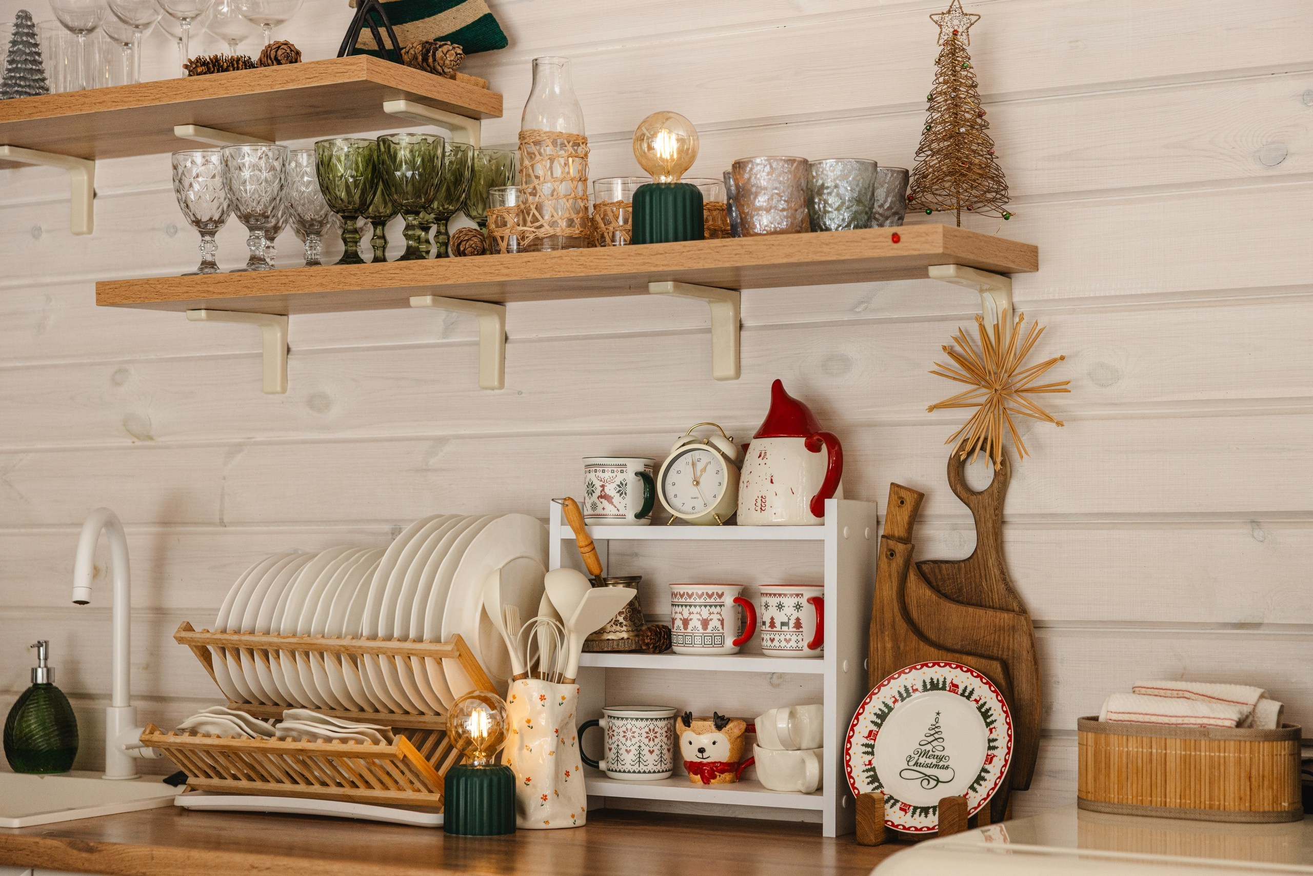 Интерьер загородного дома 'Панорама': просторная гостиная с большой зелёной ёлкой, сверкающие гирлянды и семейные фотографии