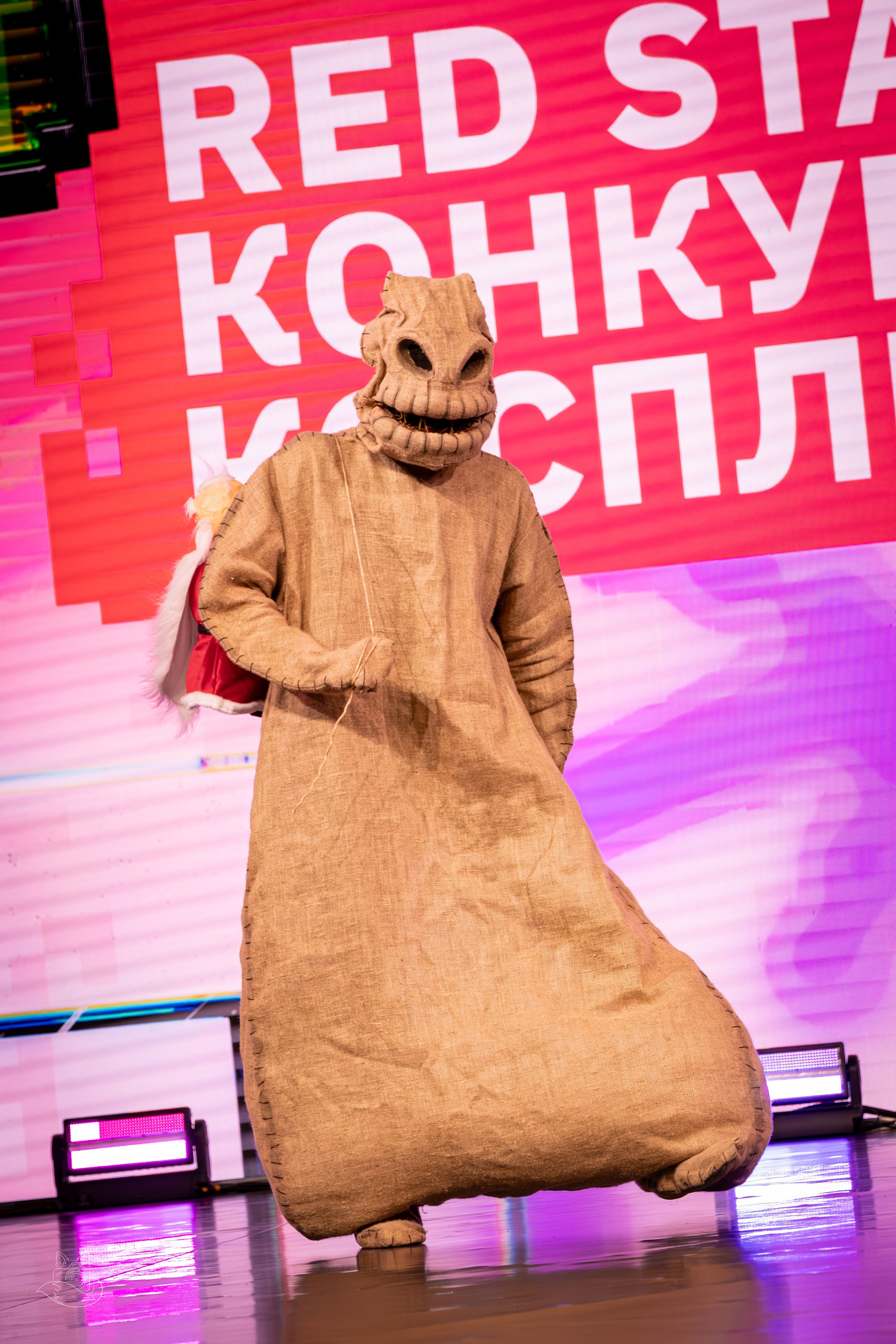 Сцена РЭД ЭКСПО 2024. Косплей фотограф