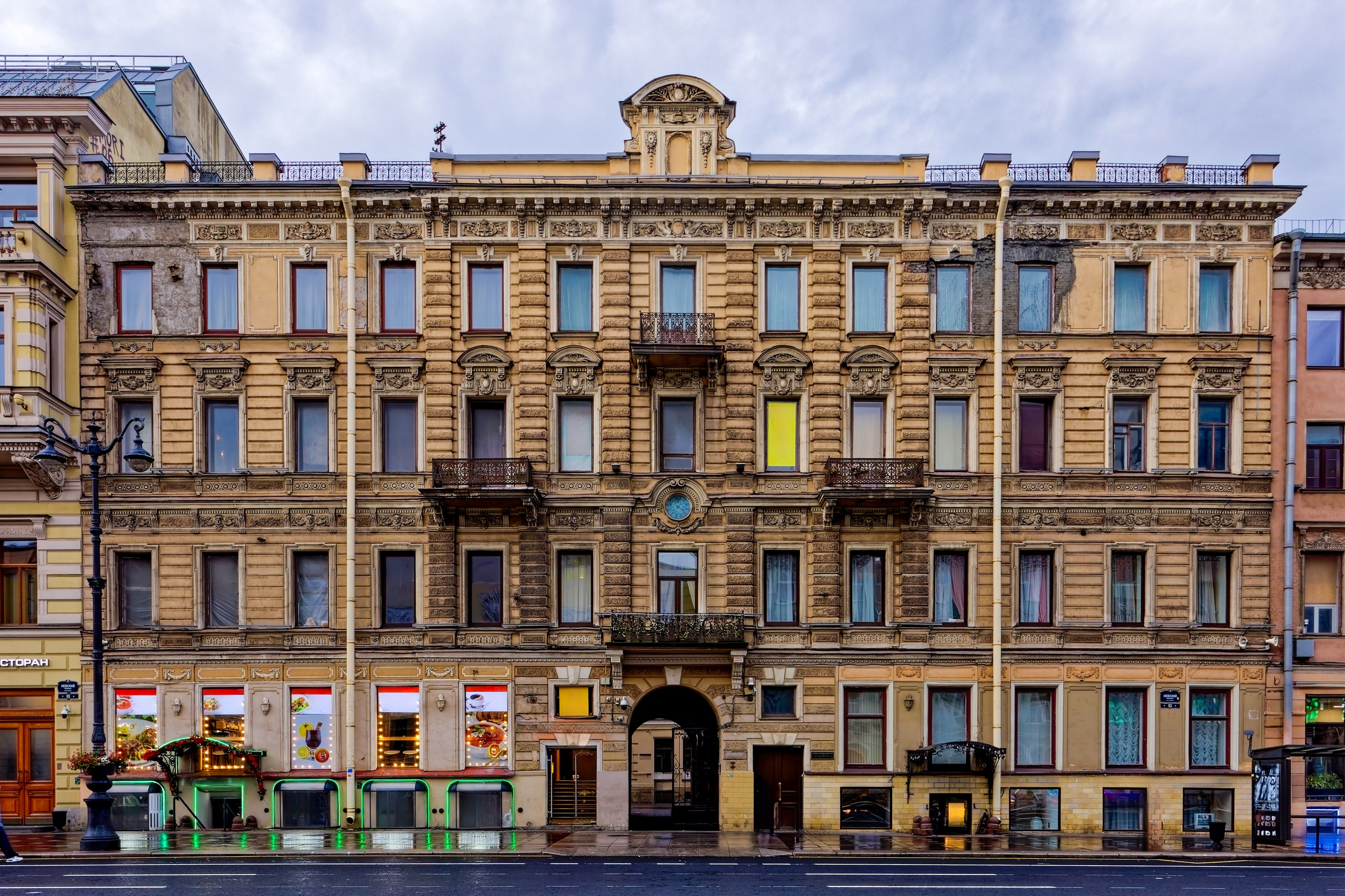 Санкт-Петербург, Невский проспект, дом 53. Доходный дом купца второй гильдии Алексея Григорьевича Чадаева, 1882 год. Архитектор Михаил Андреевич Андреев. ОКНРЗ 782411414000005