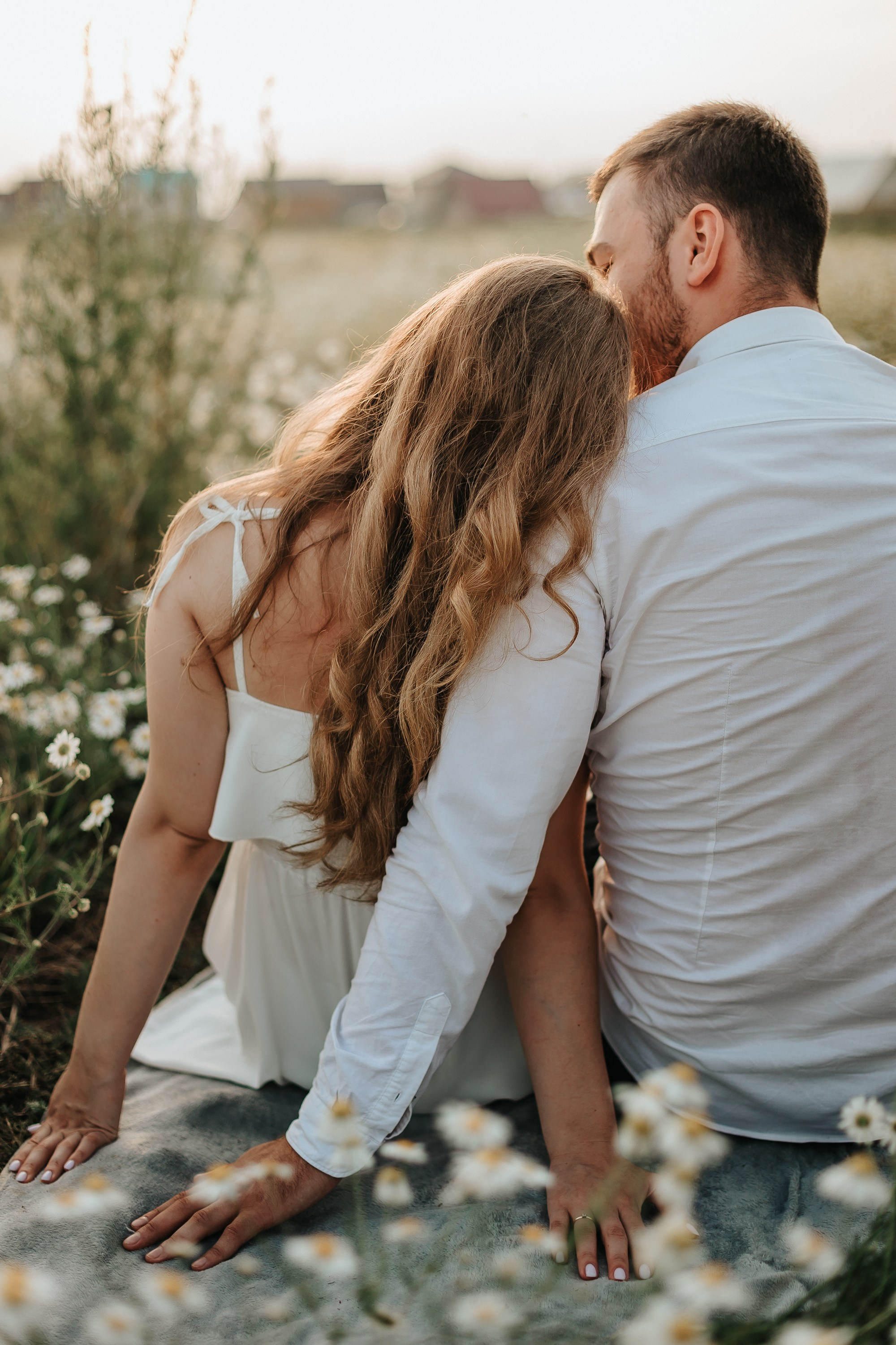 Love Story ребят в ромашковом поле. Свадебный фотограф Пермь