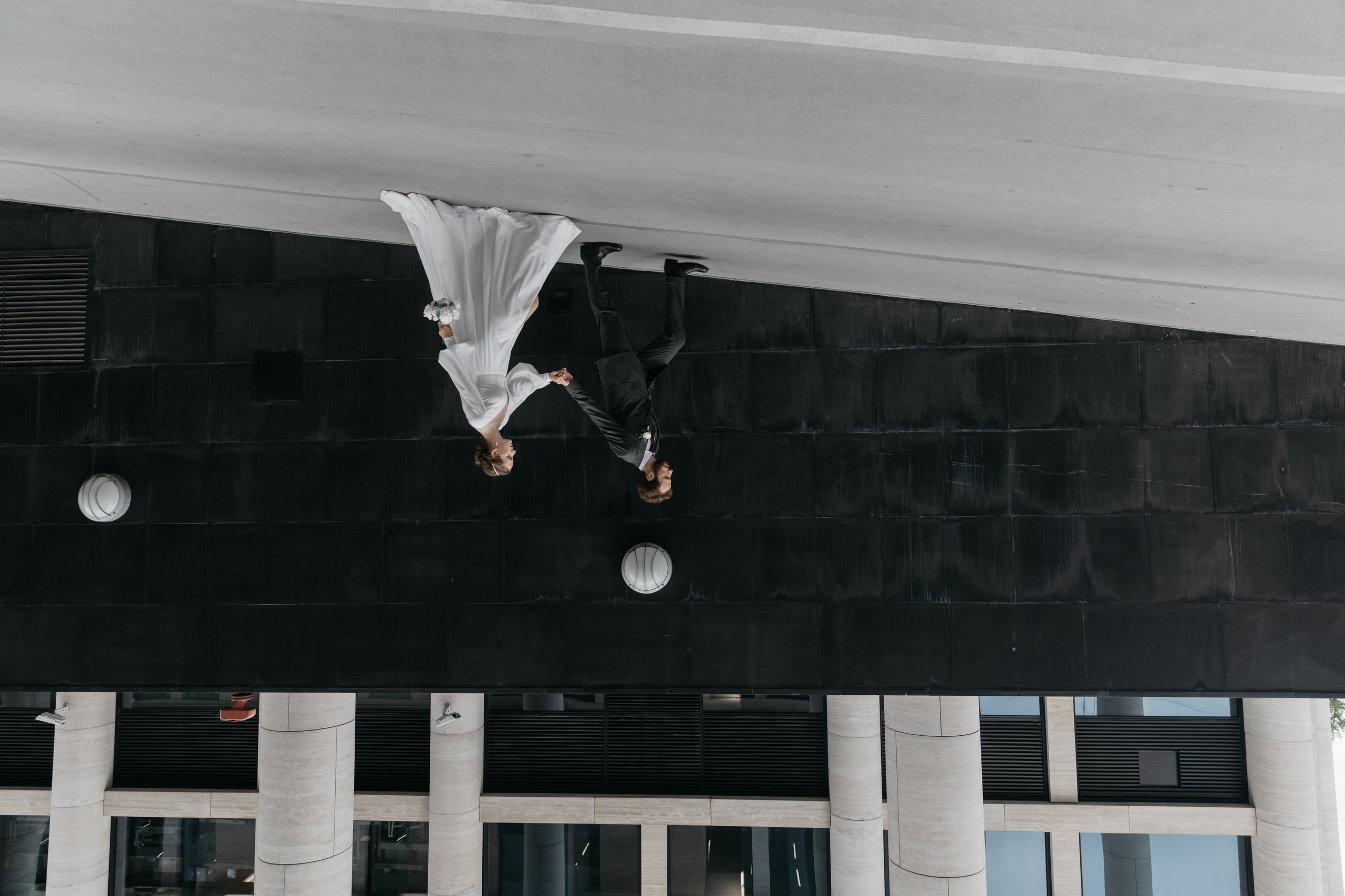 Любовь — противовес этому ужасу, любовь — акт единения и сохранения. Свадебный фотограф в Санкт-Петербурге