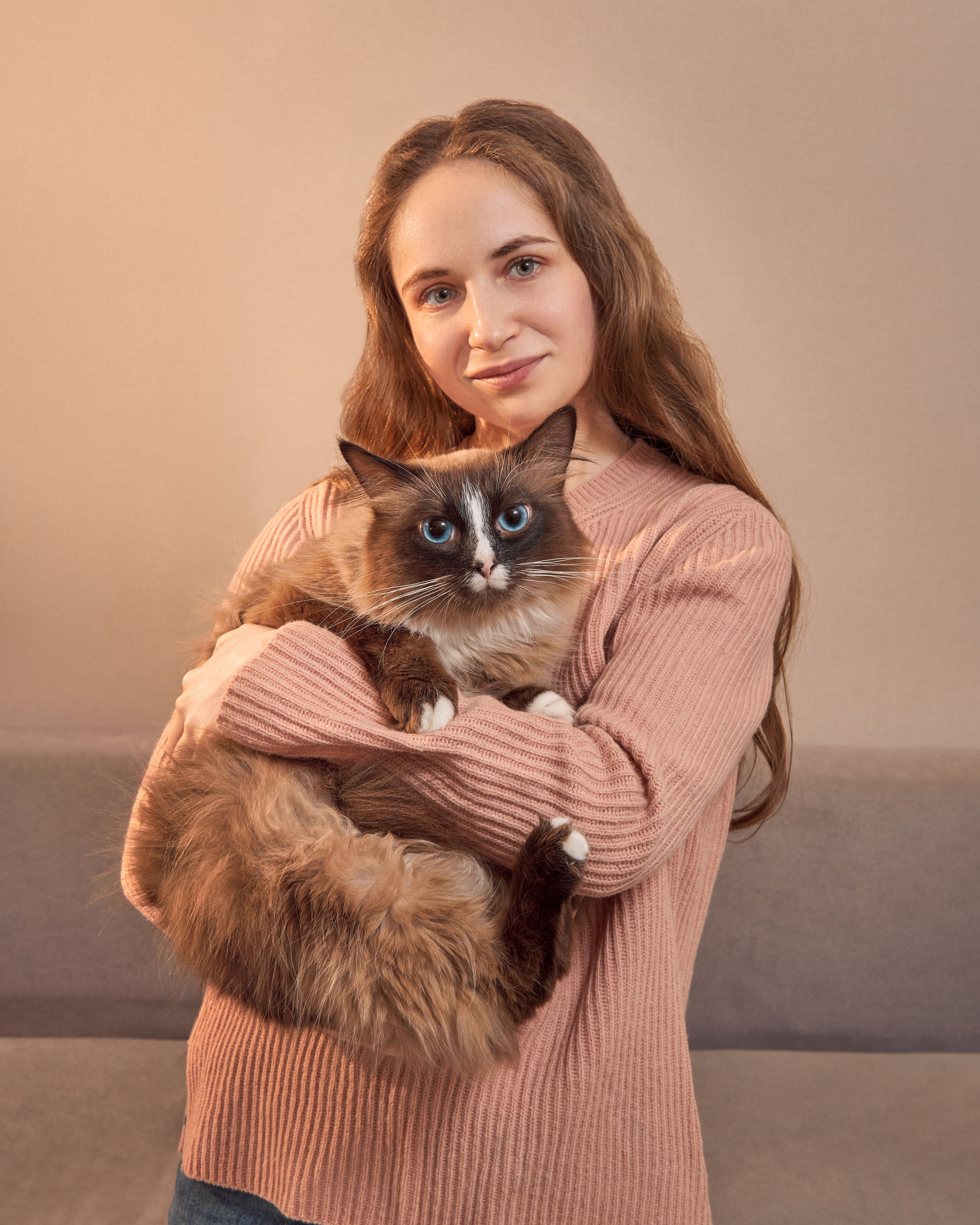 Портрет девушки с кошкой, домашняя фотосессия с кошкой, съемка дома