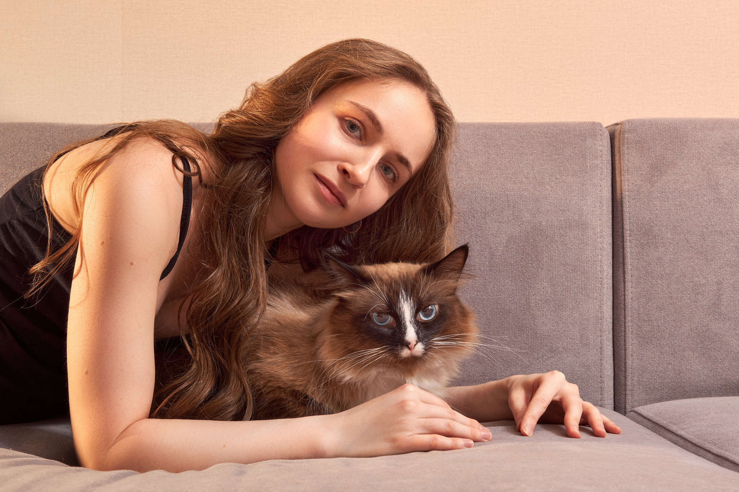 Портрет девушки с кошкой, домашняя фотосессия с кошкой, съемка дома