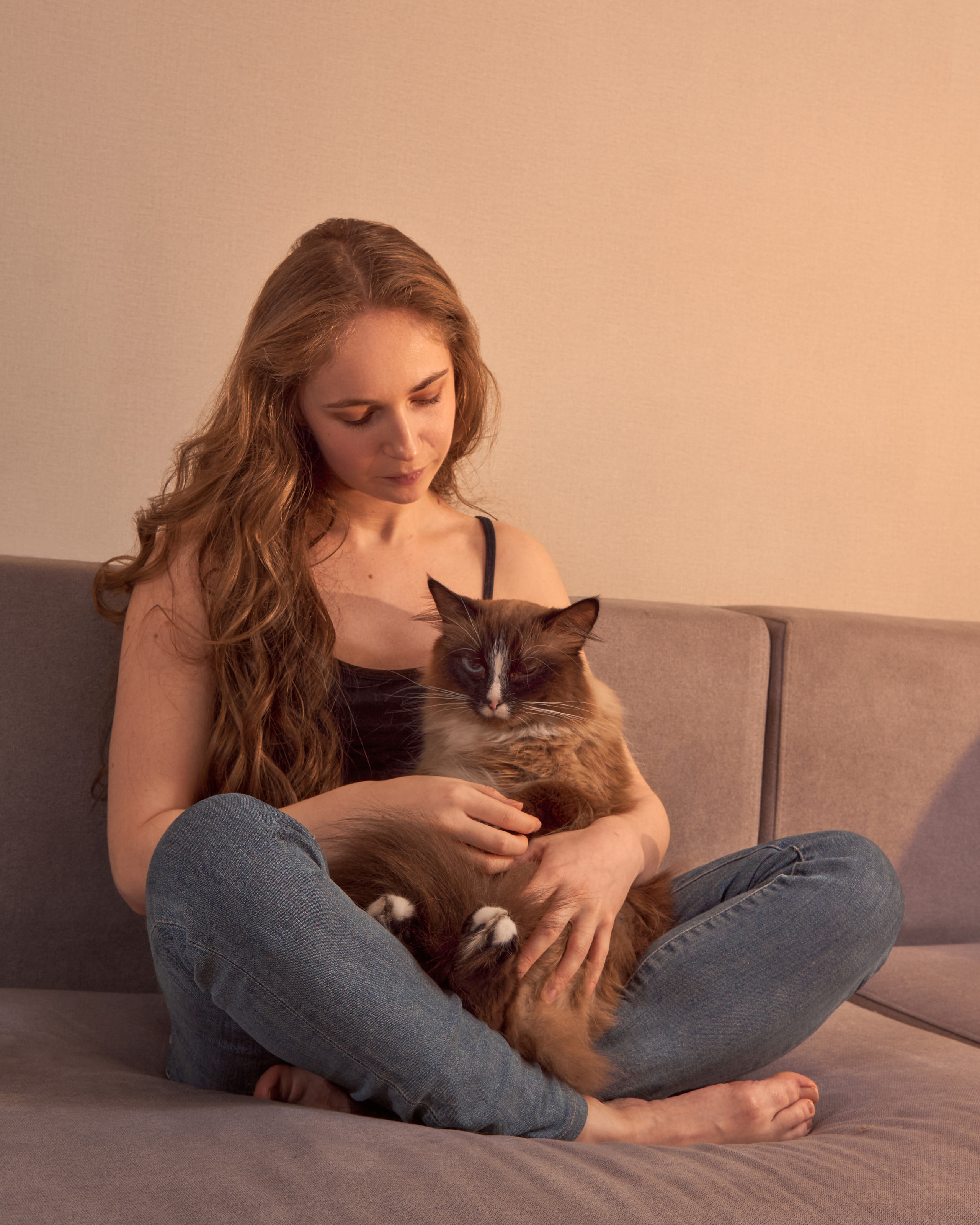 Портрет девушки с кошкой, домашняя фотосессия с кошкой, съемка дома