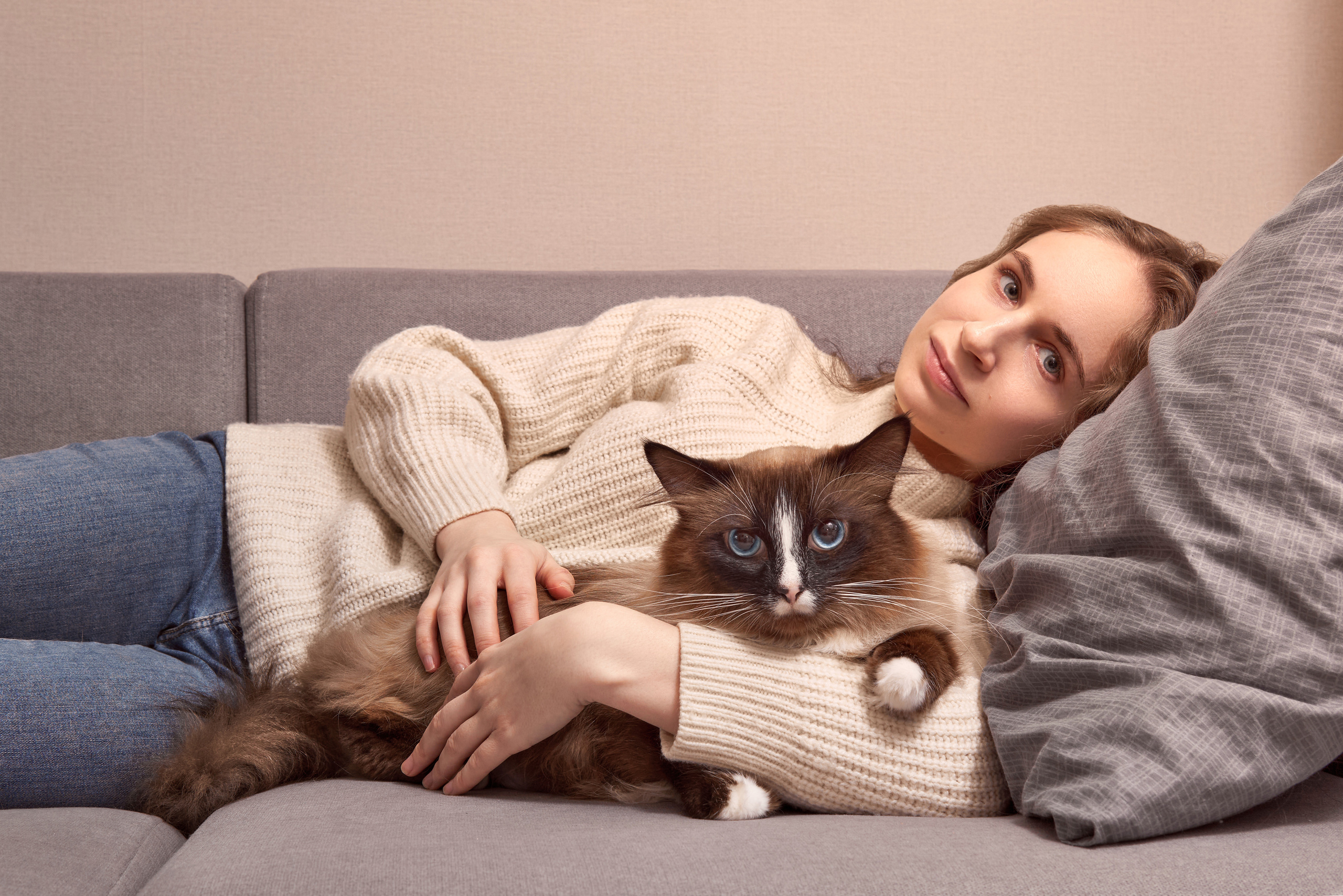 Портрет девушки с кошкой, домашняя фотосессия с кошкой, съемка дома