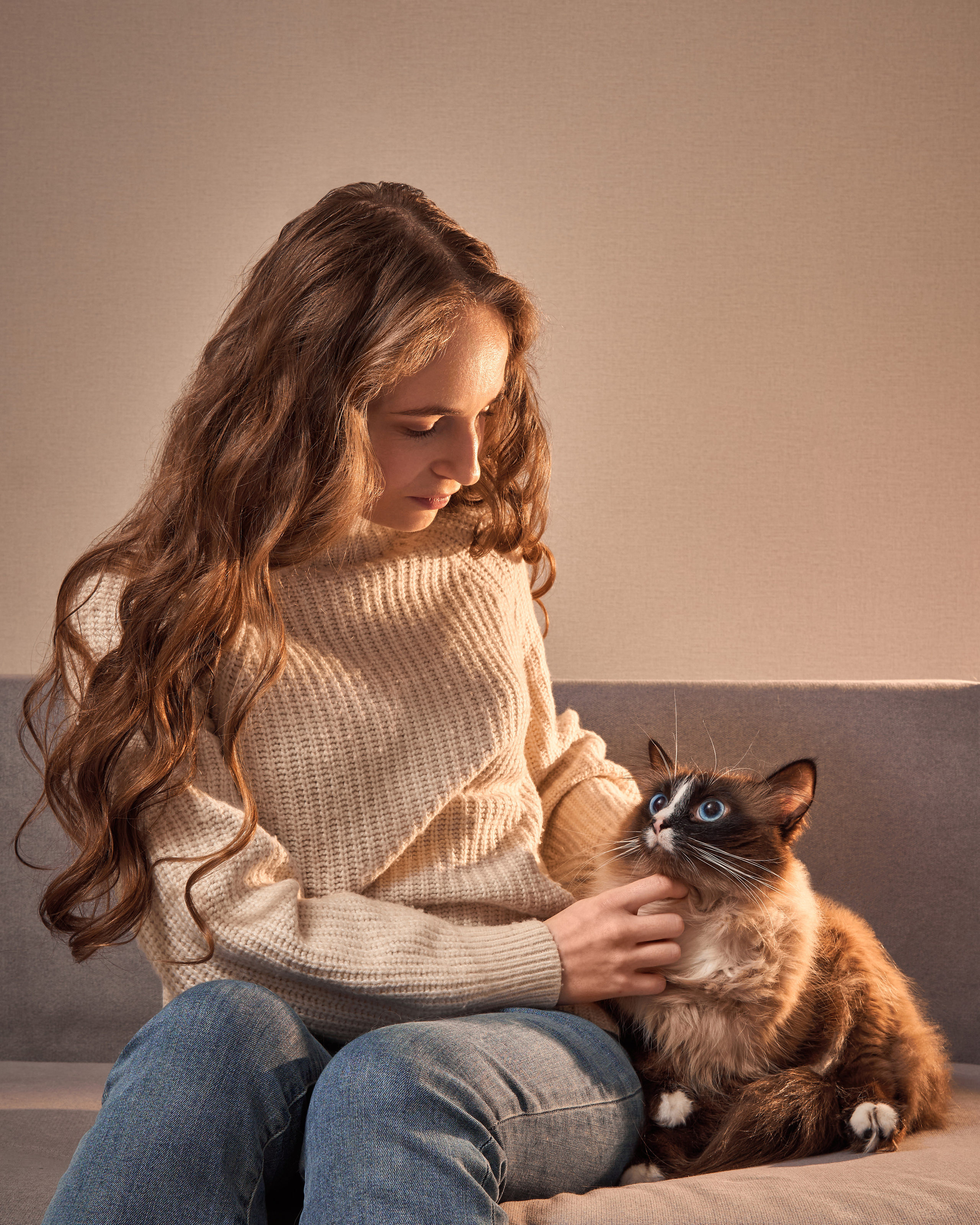 Портрет девушки с кошкой, домашняя фотосессия с кошкой, съемка дома