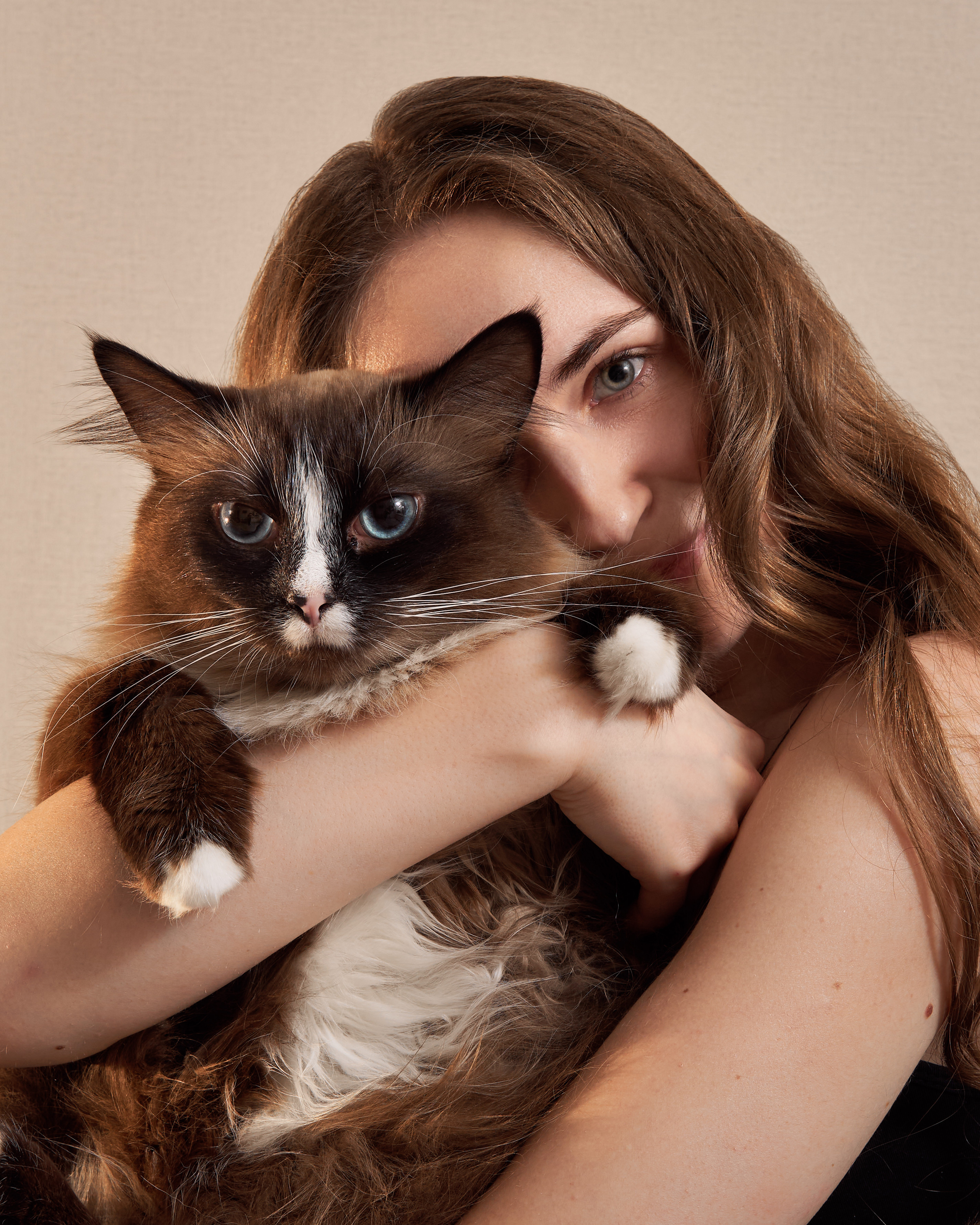 Портрет девушки с кошкой, домашняя фотосессия с кошкой, съемка дома