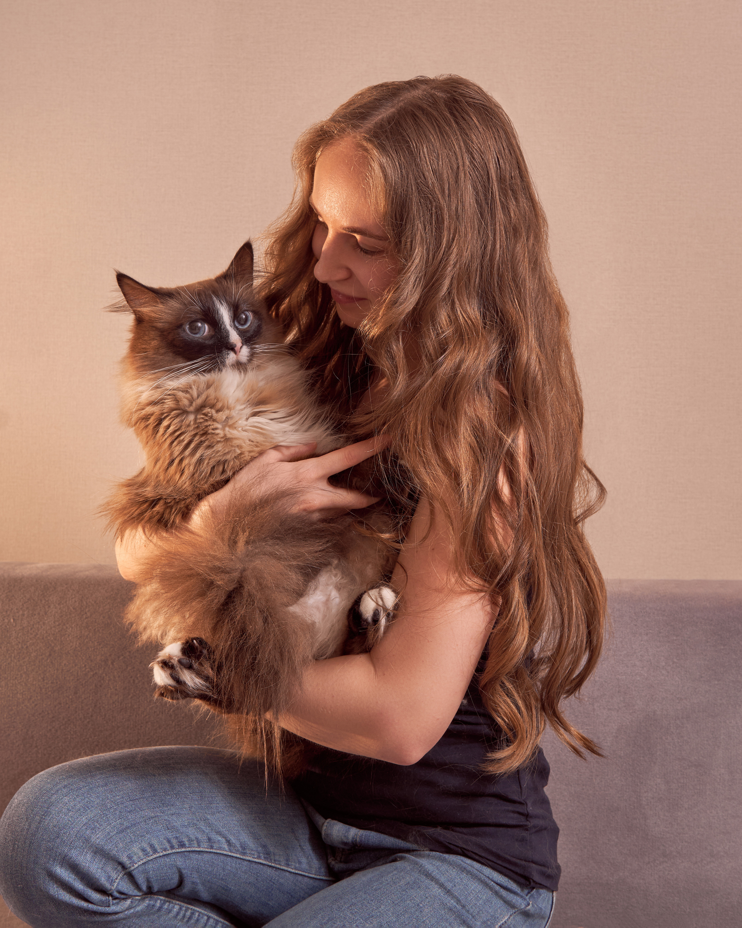 Портрет девушки с кошкой, домашняя фотосессия с кошкой, съемка дома