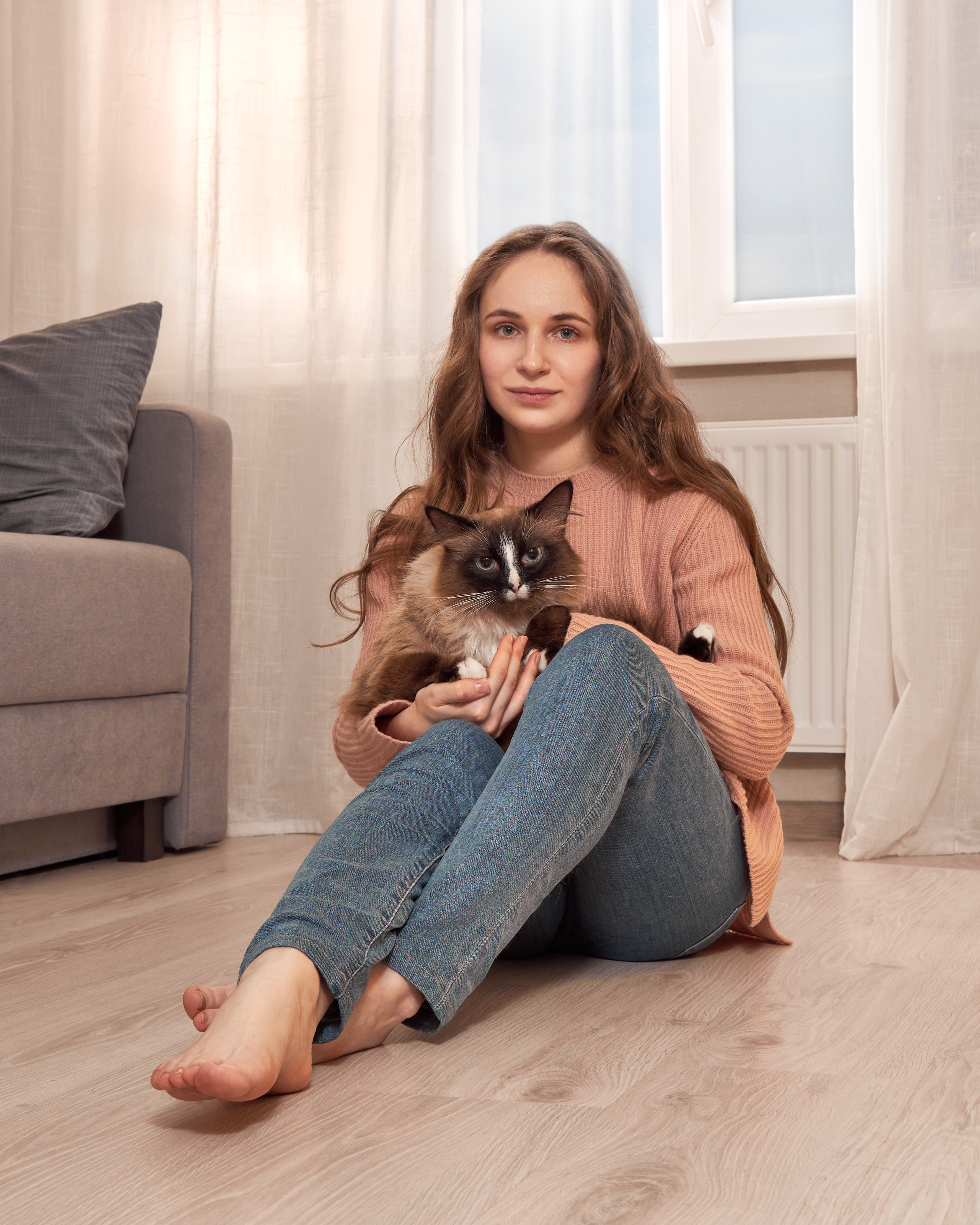 Портрет девушки с кошкой, домашняя фотосессия с кошкой, съемка дома