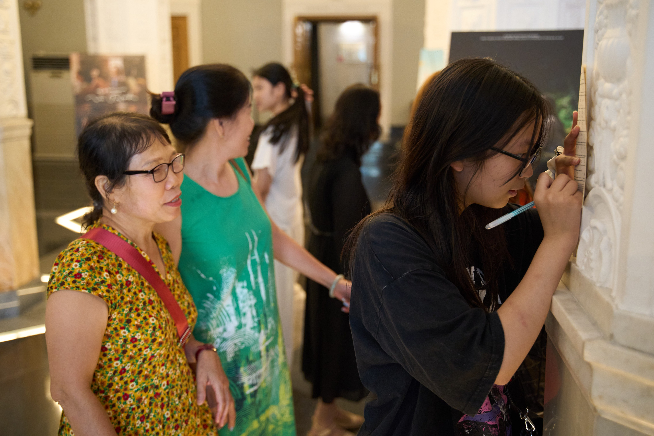 Фестиваль вьетнамского кино в Москве в кинотеатре Иллюзион. Вьетнамские зрители заполняют карту оценки фильма для Роскино.