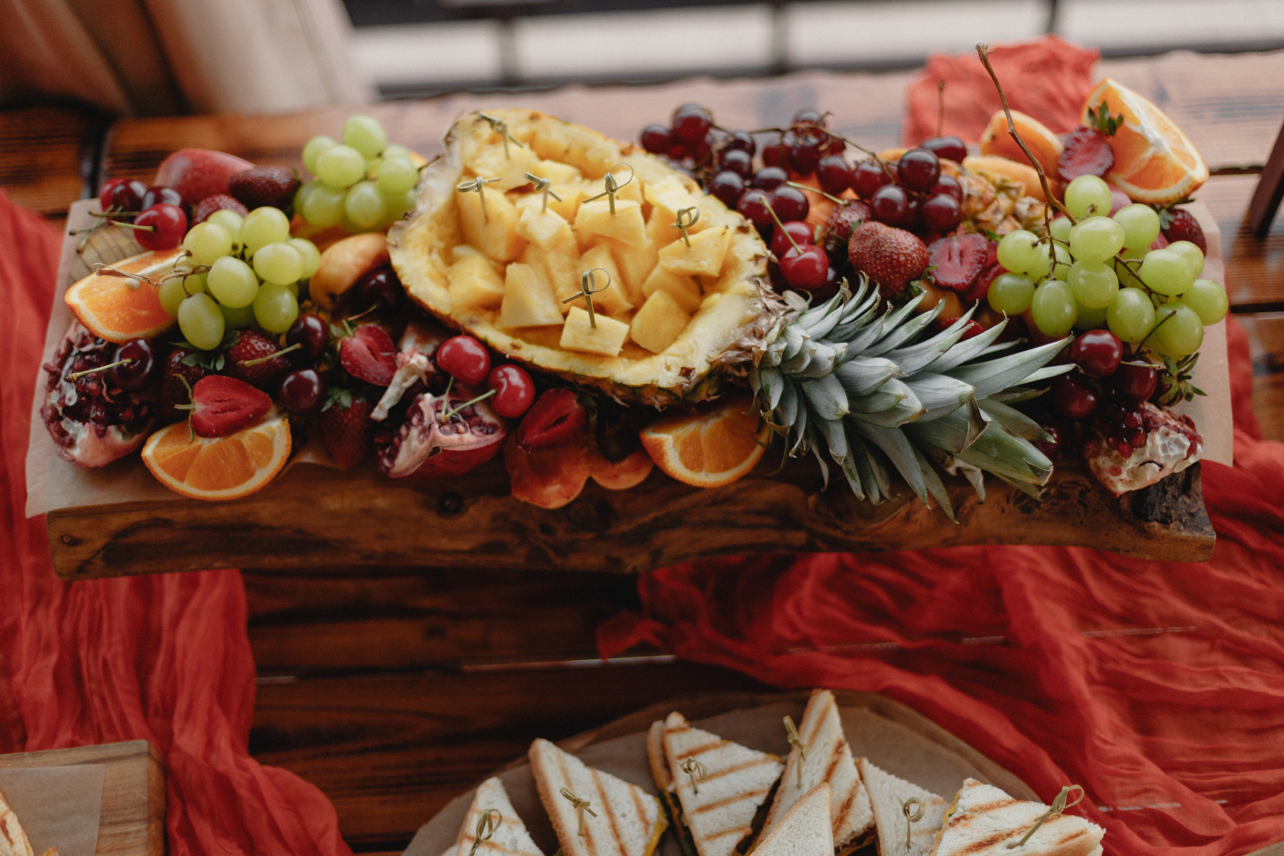 Фотосессия вечеринки у бассейна с видом на горы. Свадебный, репортажный и портретный фотограф Сочи, Краснодар. Александра Зайцева