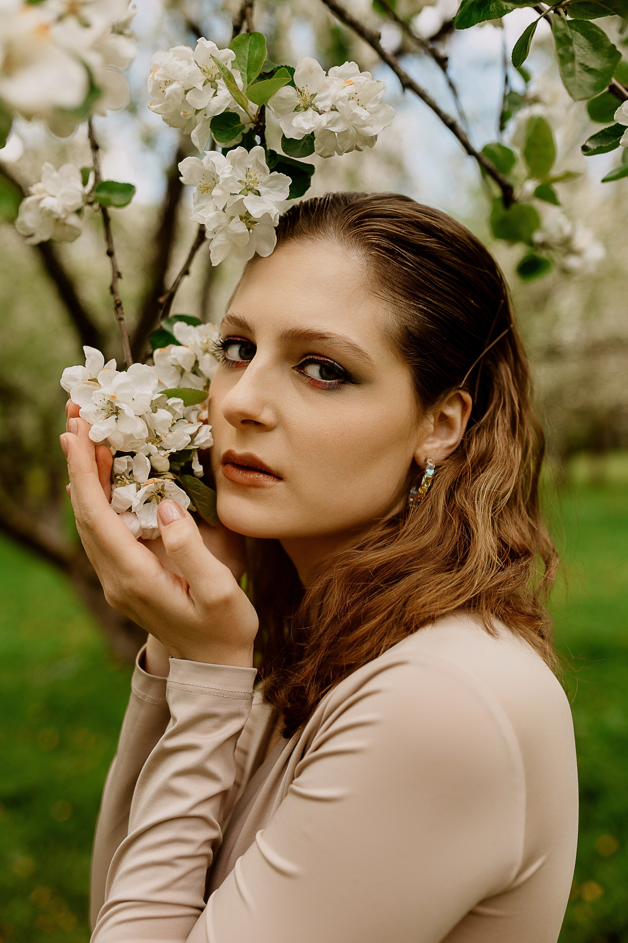 Женская фотосессия в цветущем саду. Семейный и женский фотограф в Москве Надежда Воробьева