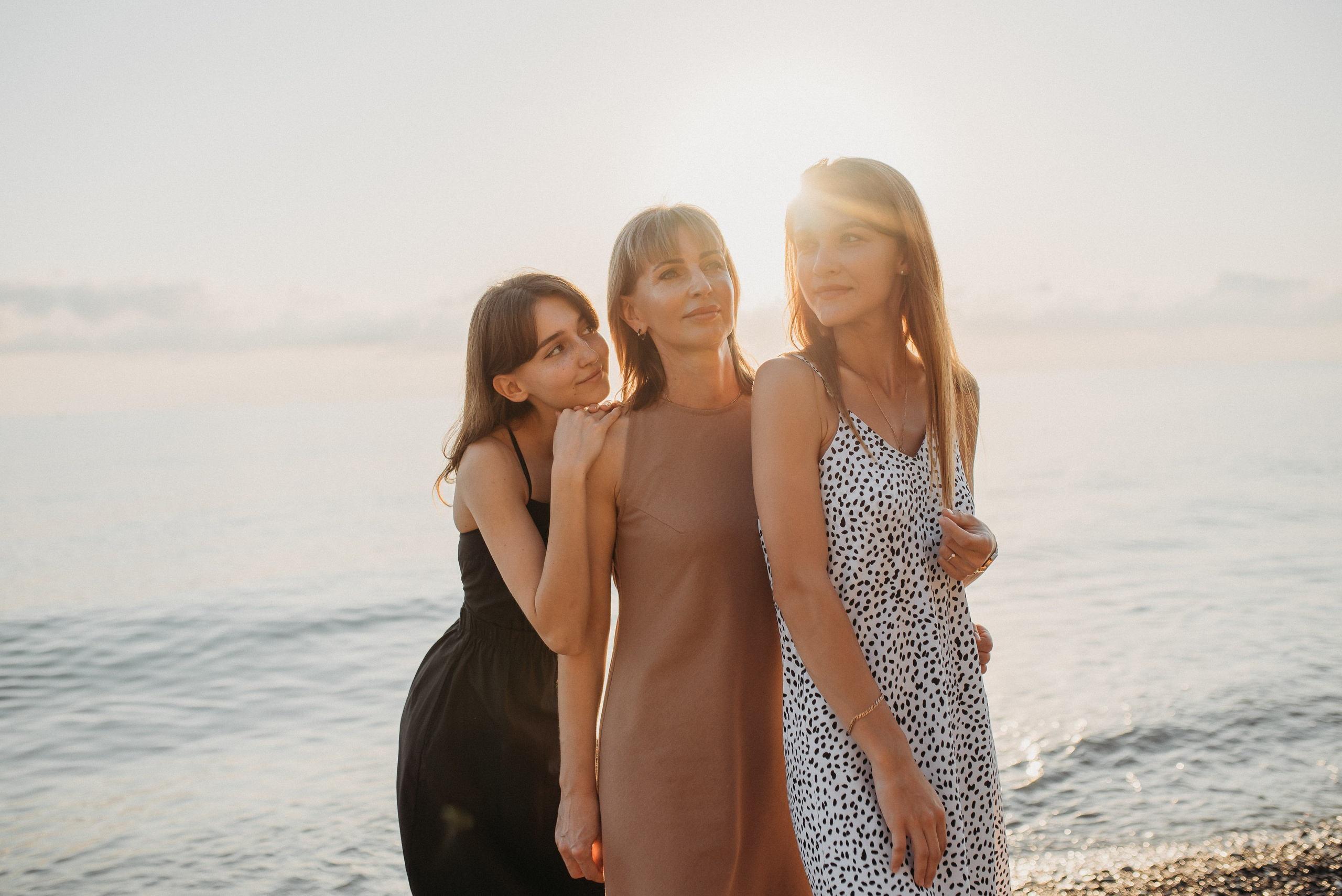 Семейная фотосессия мамы с дочками на берегу моря в Сочи Сириус Адлер. Фотограф в Сочи — Маргарита Поганова