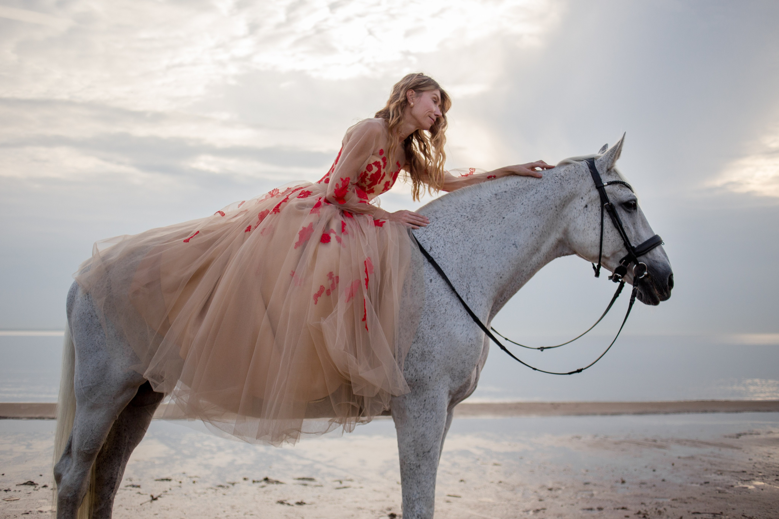 Закатная фотосессия с лошадью на Финском заливе
