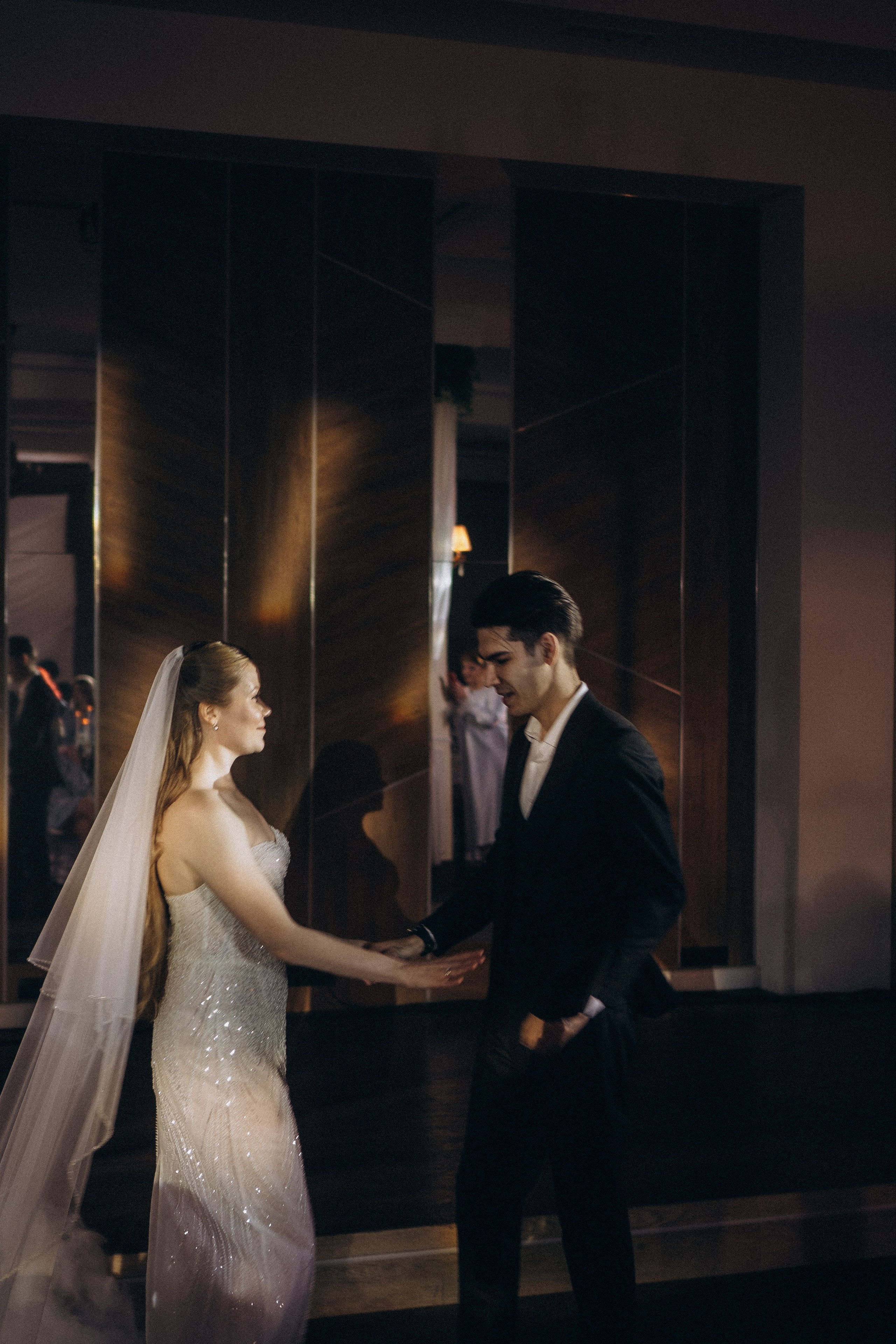 ПЕРВЫЙ ТАНЕЦ МОЛОДЫХ НА БАНКЕТЕ. ТРОГАТЕЛЬНЫЙ МОМЕНТ (СНЯТО В СИБИРЕ В НИЖНЕВАРТОВСКЕ). Профессиональный фотограф, Санкт-Петербург — Виктория Богомолова