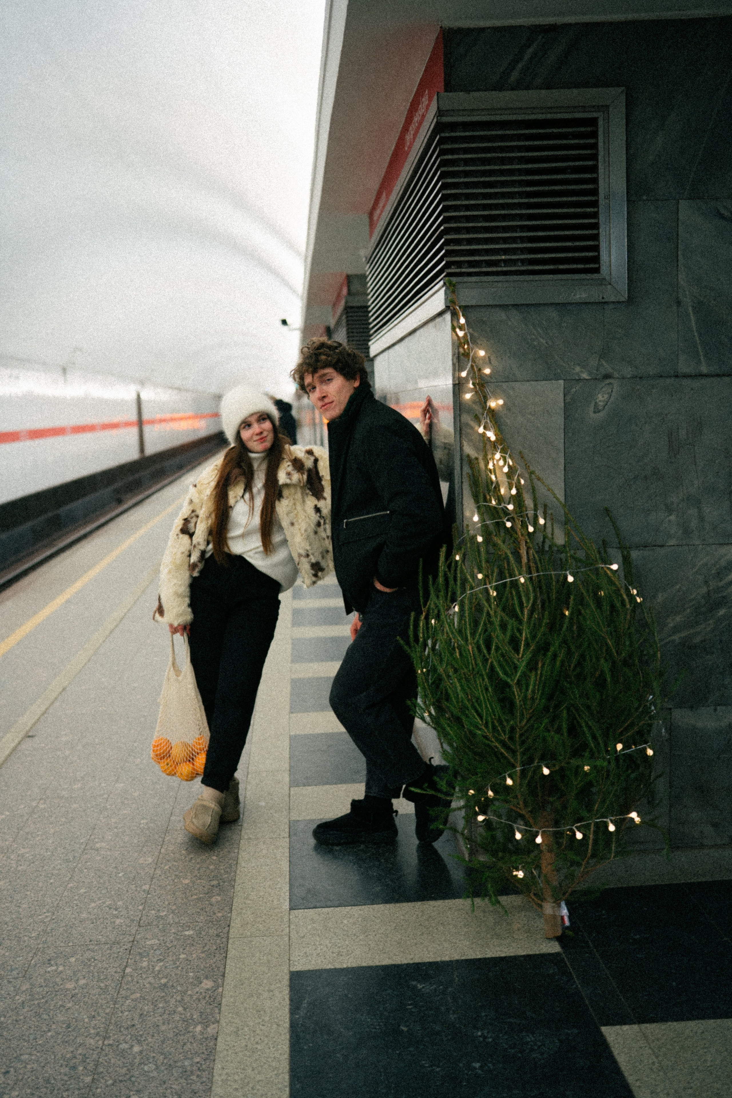 НОВОГОДНЯЯ ПРОГУЛКА ПАРЫ ПО ЧЕРНЫШЕВСКОЙ ПЕРЕД НОВЫМ ГОДОМ. Профессиональный фотограф, Санкт-Петербург — Виктория Богомолова