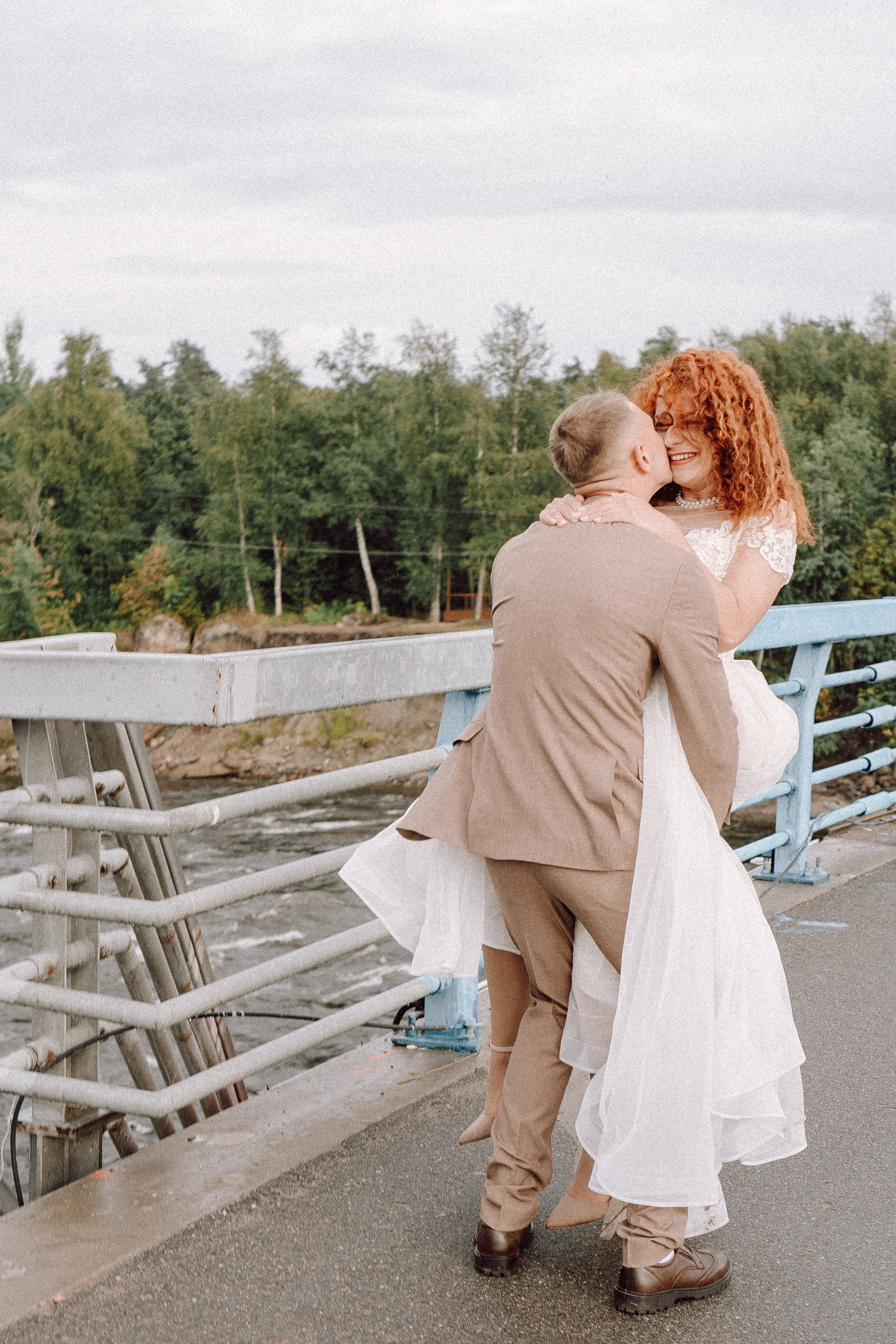 СВАДЕБНАЯ ФОТОСЕССИИЯ ПАРЫ В ГОРОДЕ ПРИОЗЕРСК В СОСНОВОМ ЛЕСУ И С ПИКАПОМ. Профессиональный фотограф, Санкт-Петербург — Виктория Богомолова
