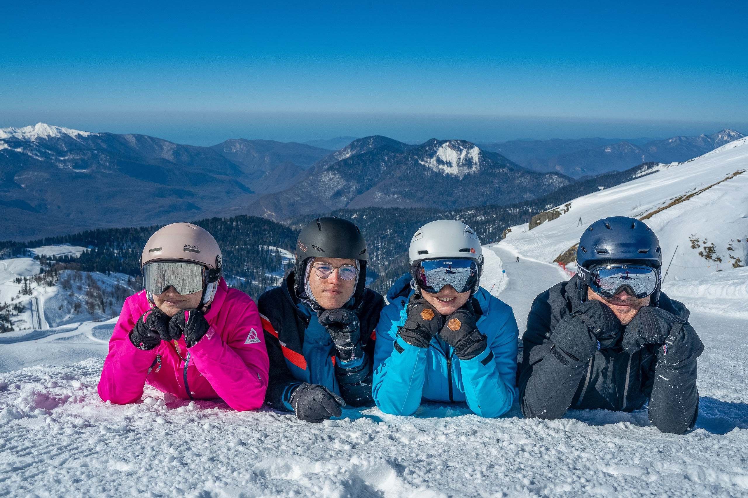 Фотоснимок семьи на фоне зимней горы на Розе Хутор