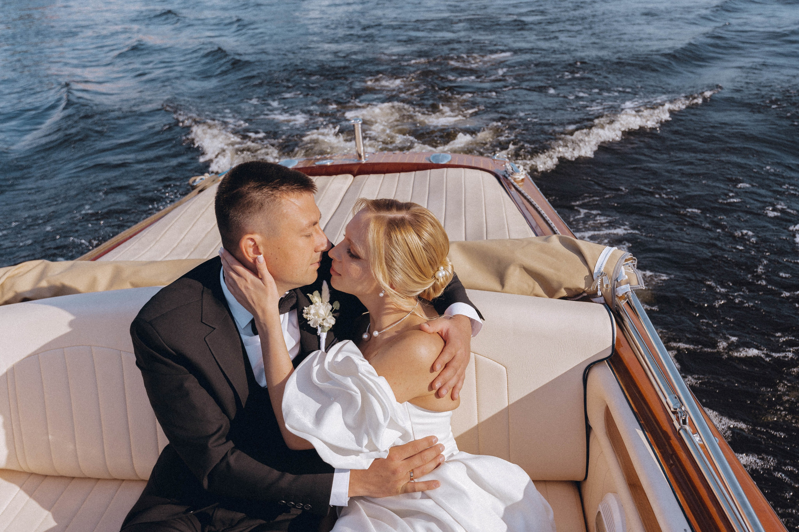 СВАДЕНБНАЯ СЬЕМКА НА КАТЕРЕ ПО КАНАЛАМ САНКТ-ПЕТЕРБУРГА И В АКВАТОРИИ НЕВЫ. Профессиональный фотограф, Санкт-Петербург — Виктория Богомолова