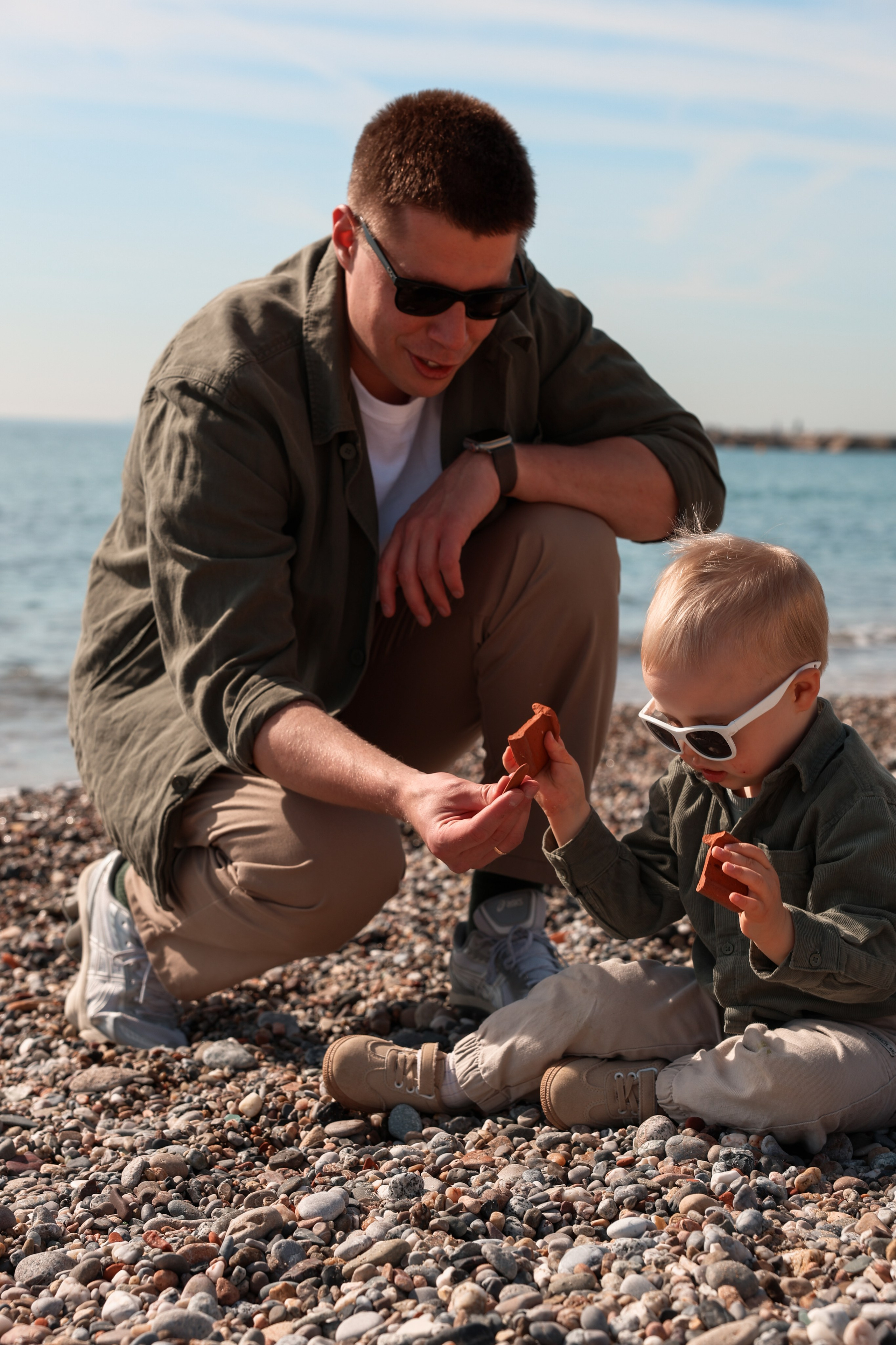 Seashore with a toddler. Natalia Zhuravleva|family, newborn, maternity photographer in Barcelona