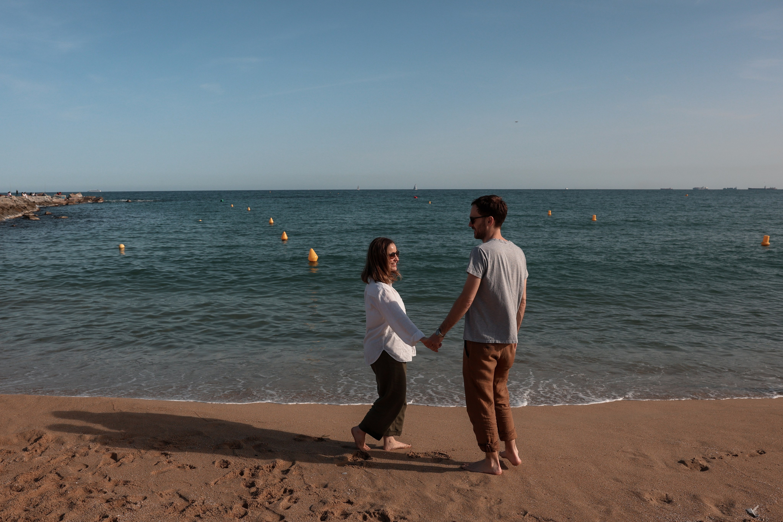 Family pizza at the sea. Natalia Zhuravleva|family, newborn, maternity photographer in Barcelona