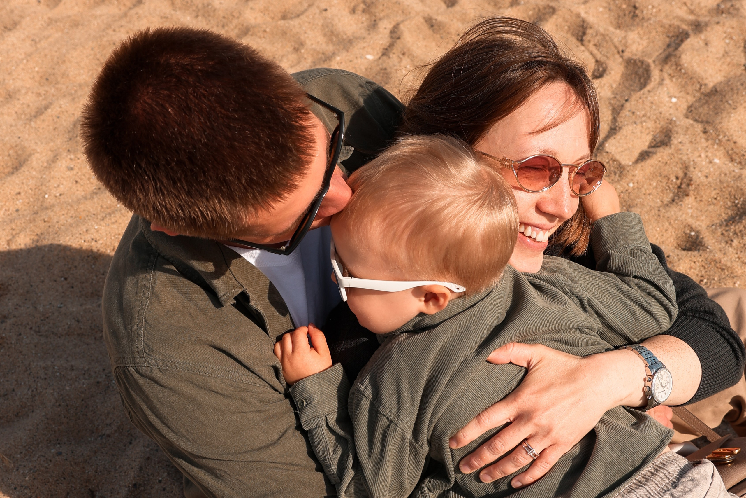 Seashore with a toddler. Natalia Zhuravleva|family, newborn, maternity photographer in Barcelona
