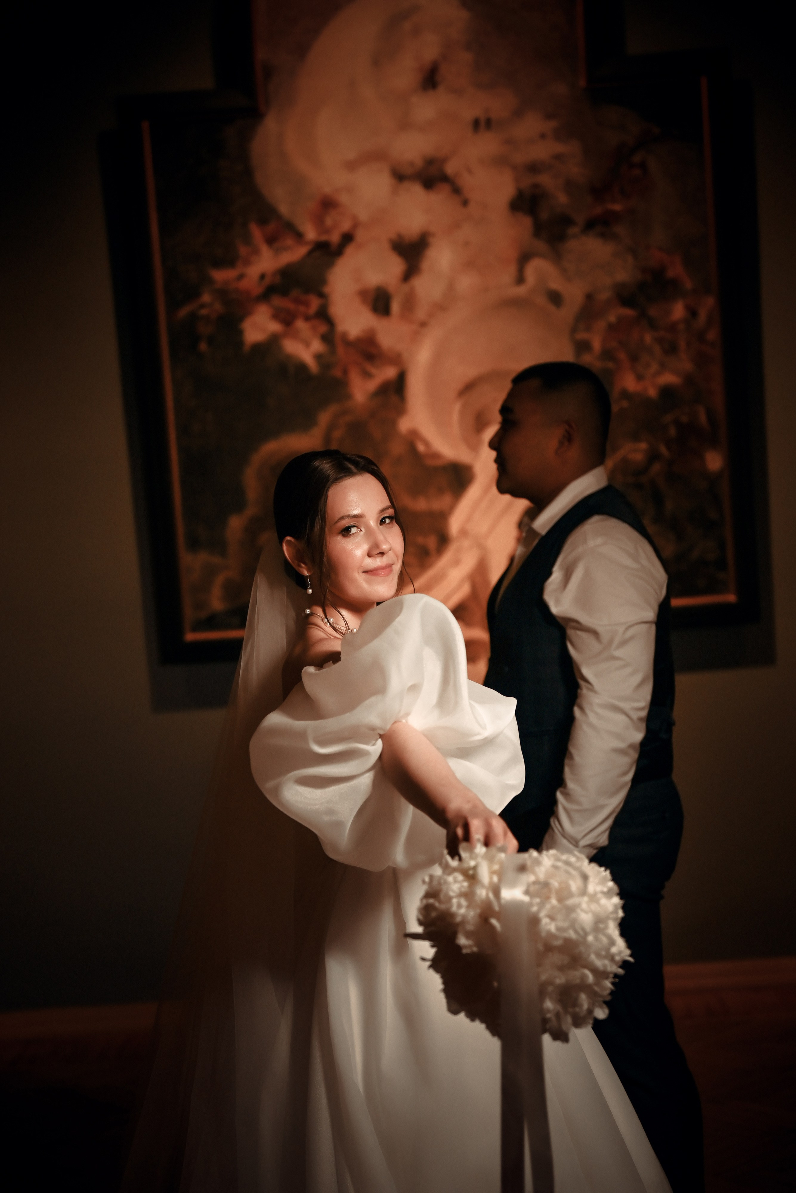 Небольшая свадебная серия в музее и прогулкой под дождем Эльмиры и Ризата. Свадебный, семейный, детский, контент фотограф в Омске Максим Ильин