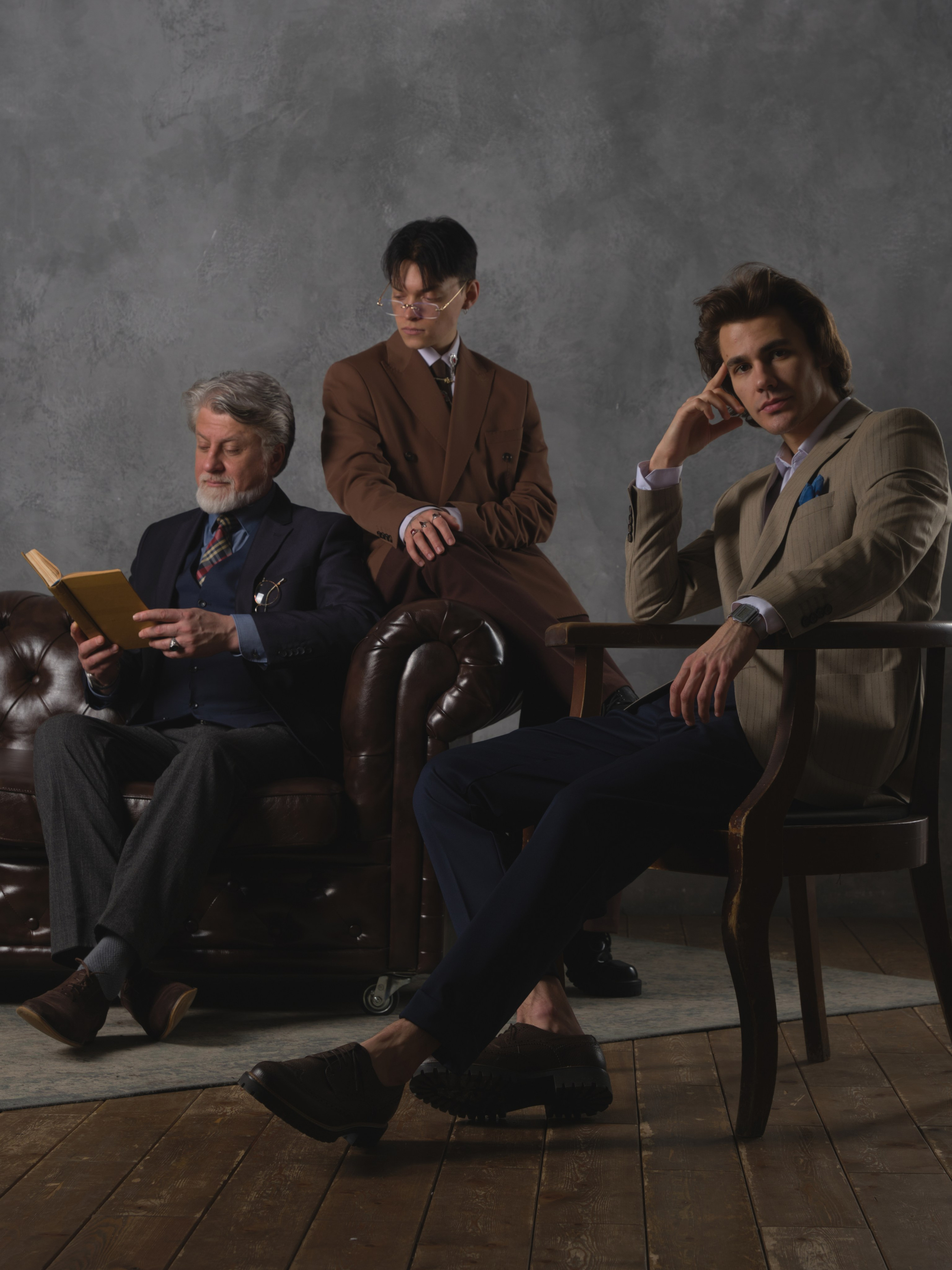 трое джентельменов в костюмах сидят и отдыхают