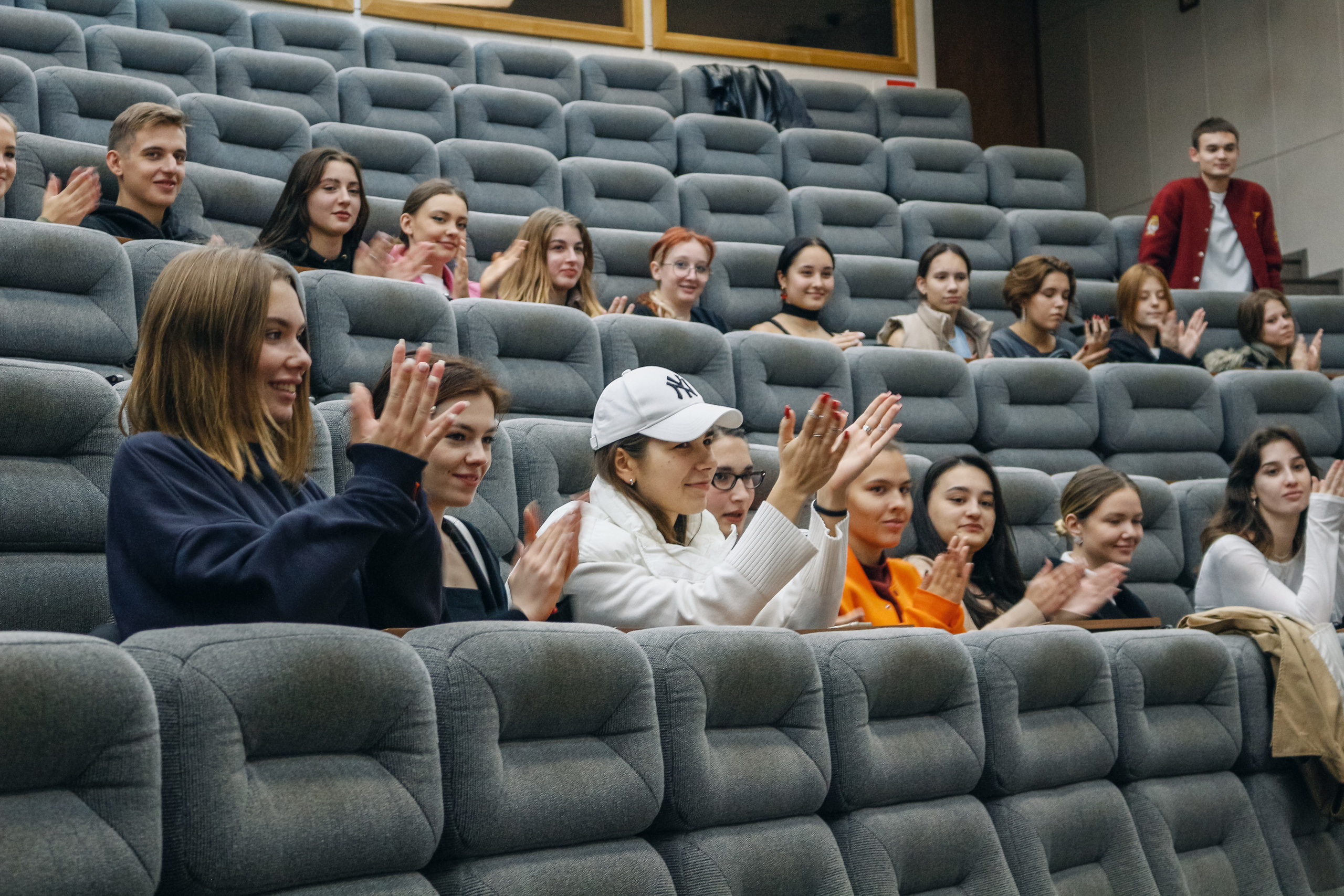 Репортажная съемка проекта "Капустник" 2022. Фотоаппарат: Canon 550D. Объектив: Canon EF-S 18-55mm f/3.5-5.6 IS STM