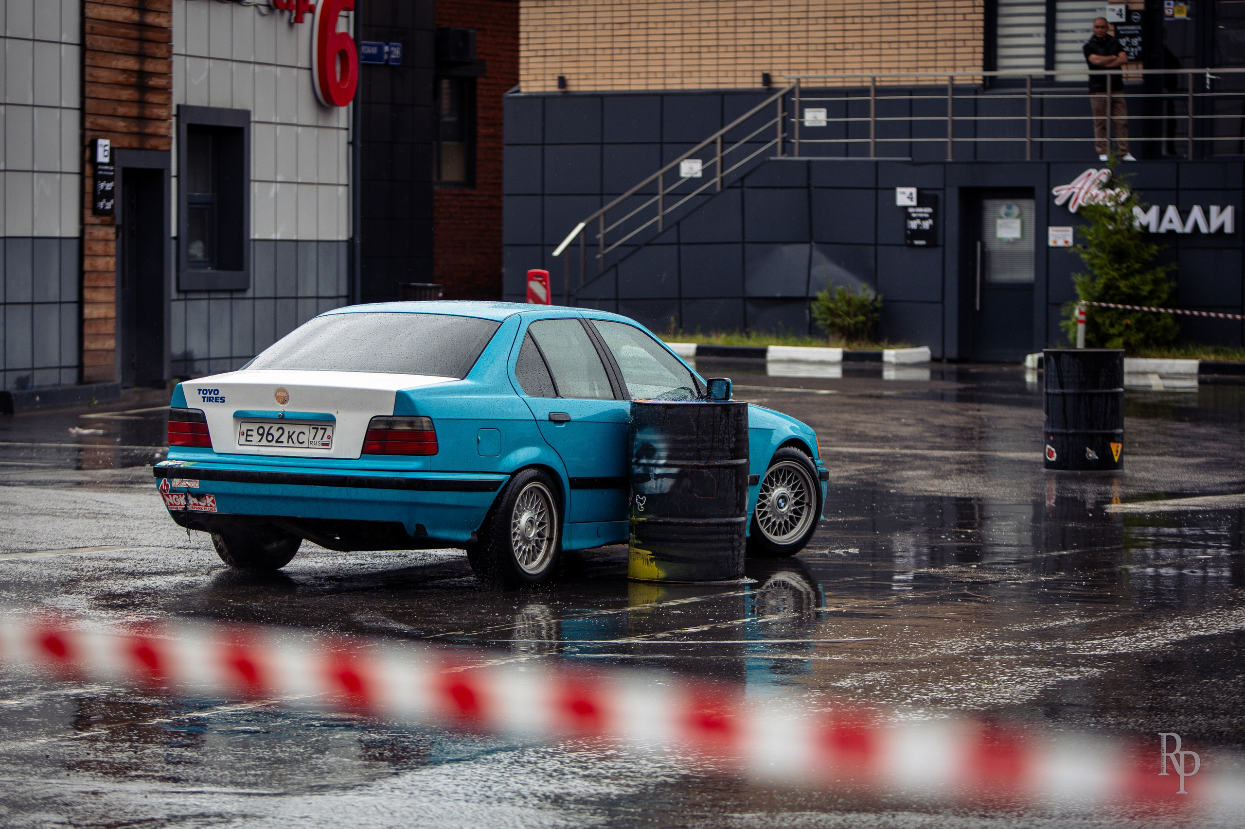 SHOWDOWN. Rusty Photographer