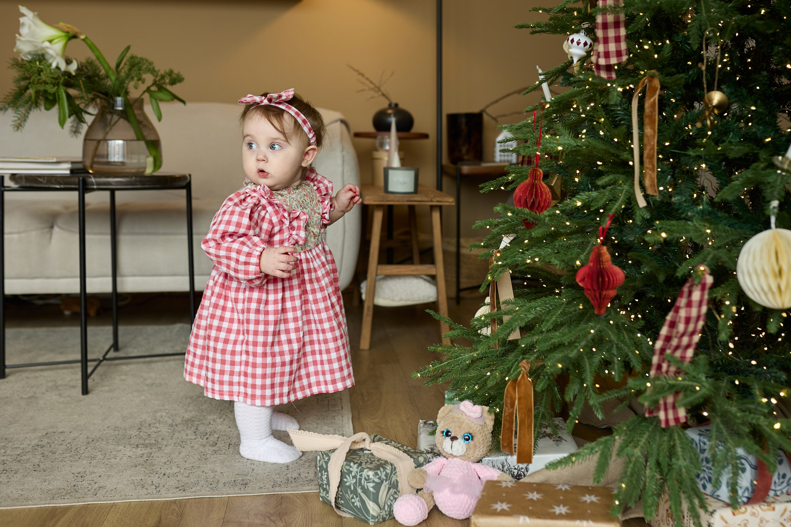 Новогодняя семейная фотосессия на годик в студии Forest