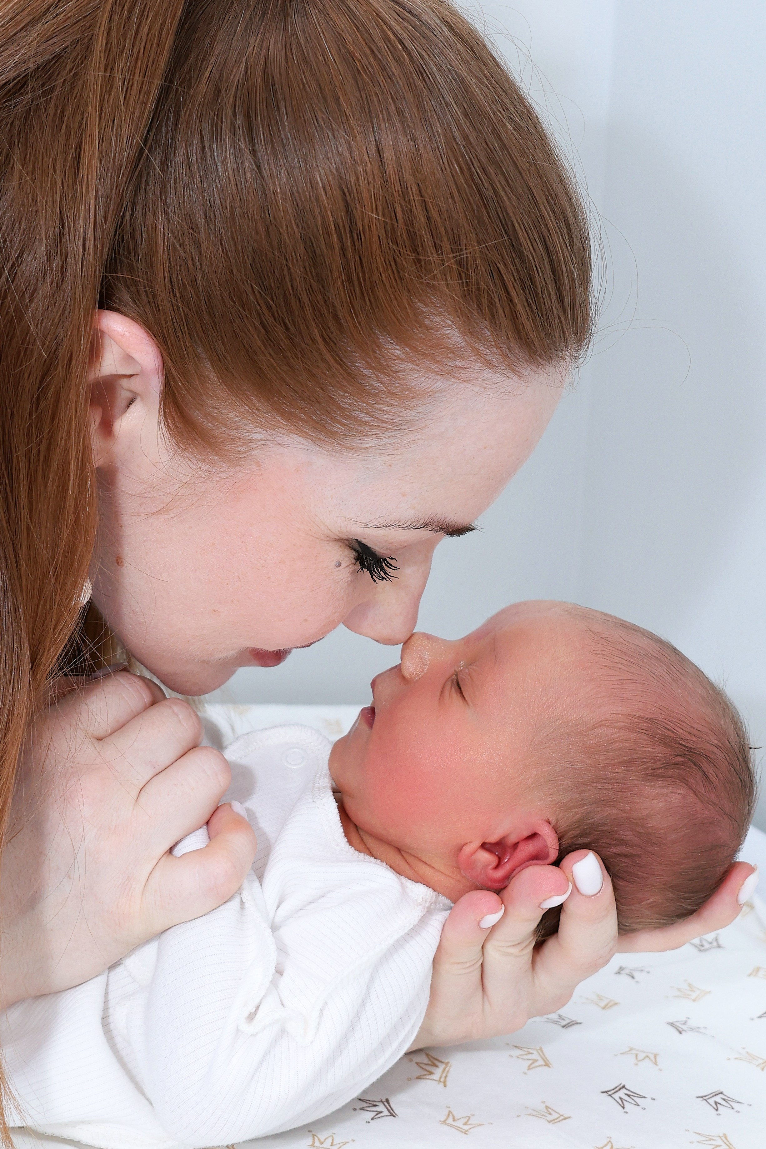 Съемка выписки из роддома Иноземцева на Фортунатовской. Фотосъемка выписки из роддома в Москве, заказать фотографа на выписку ньюборн съемка в роддоме newborn фотограф в Юдино
