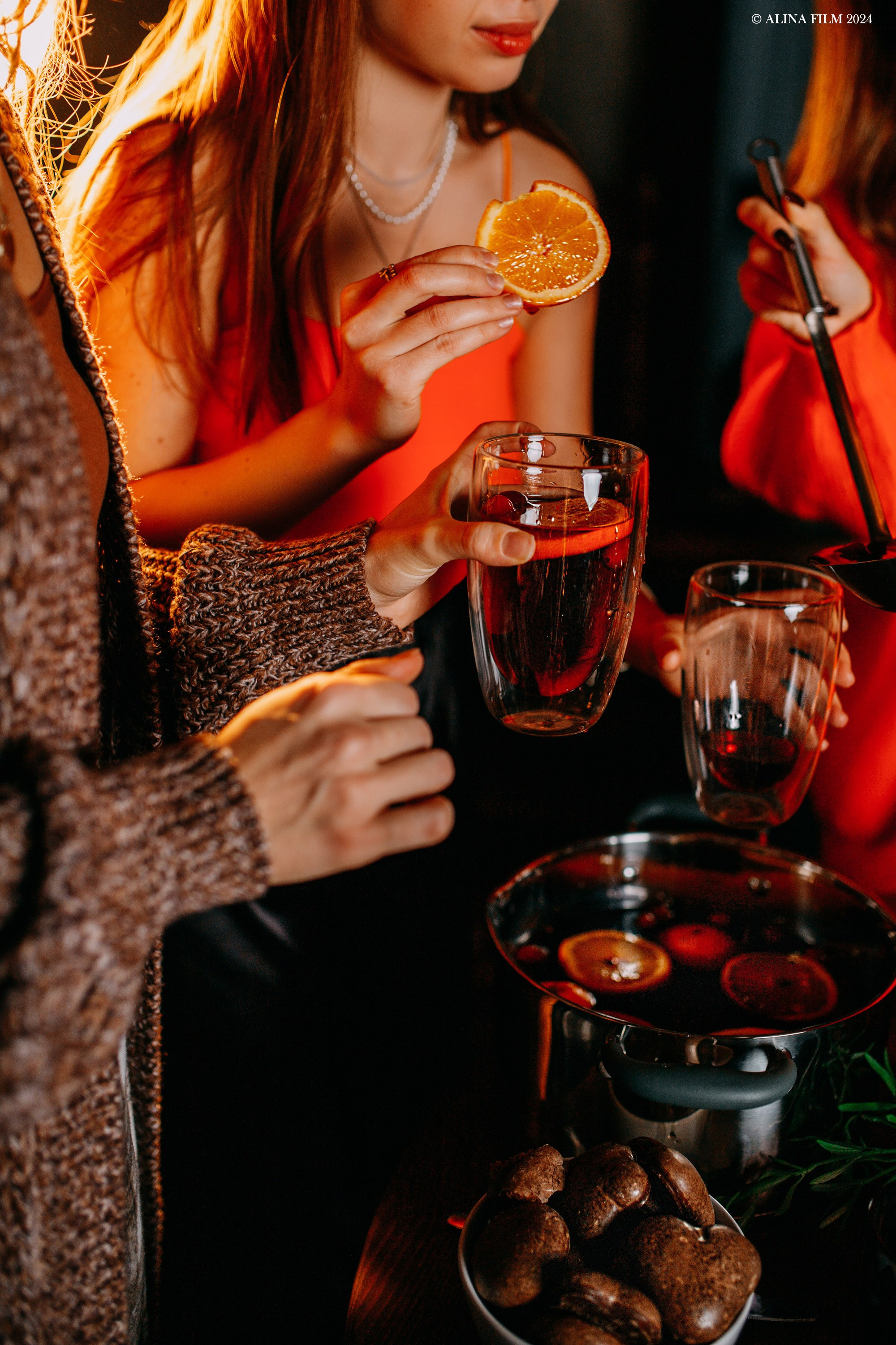 Новогодняя фотосессия в фотостудии: сестры. Фотограф в Санкт-Петербурге Alina Film