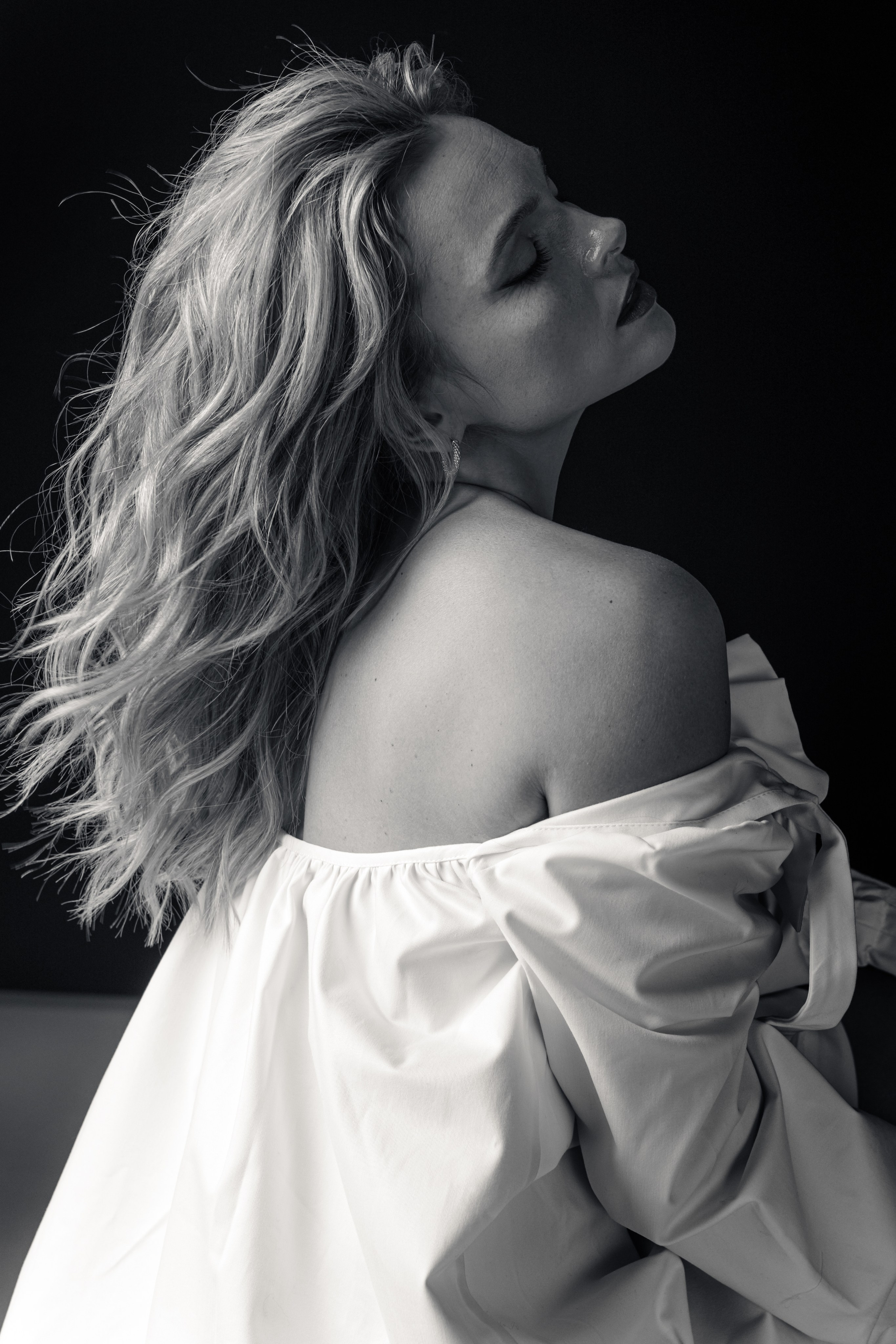 Черно-белый портрет Натальи Земцовой в белой рубашке