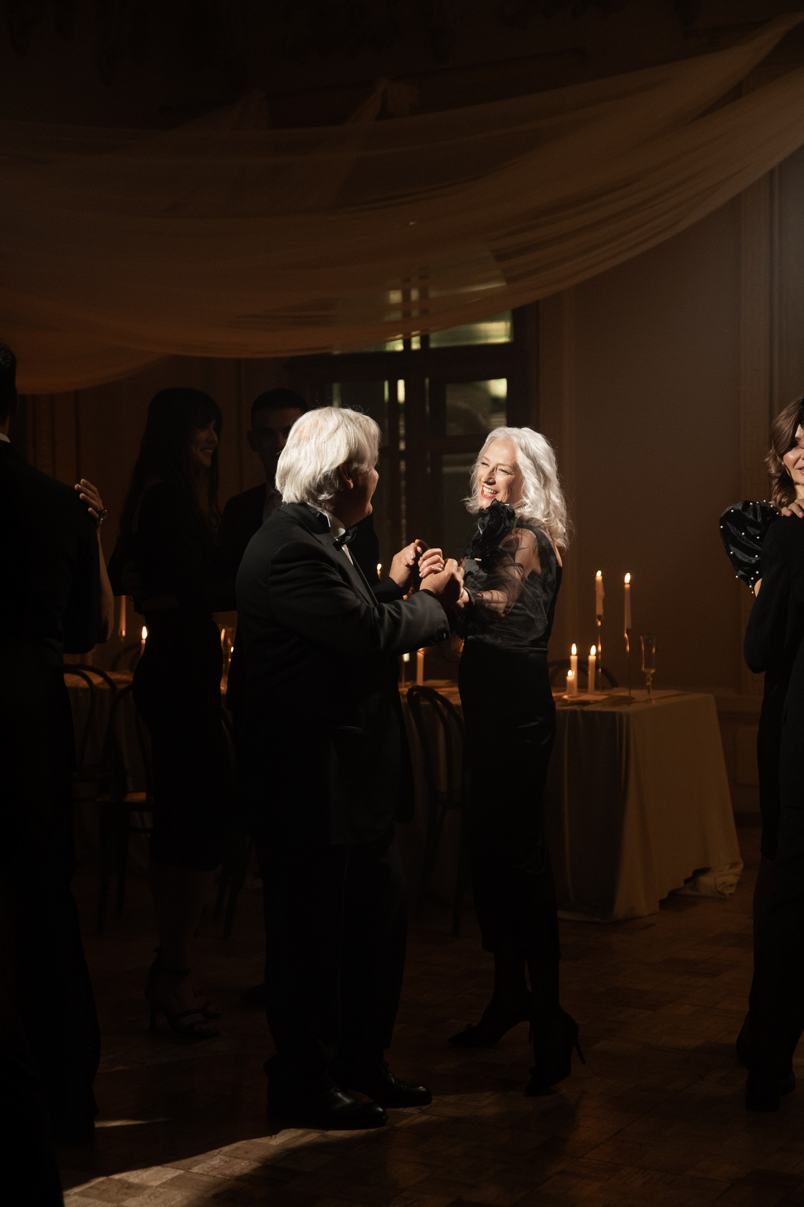 Камерный свадебный ужин при свечах в старинном особняке в фотостудии 21. Kult. Ярослава Ерина — свадебный фотограф в Москве