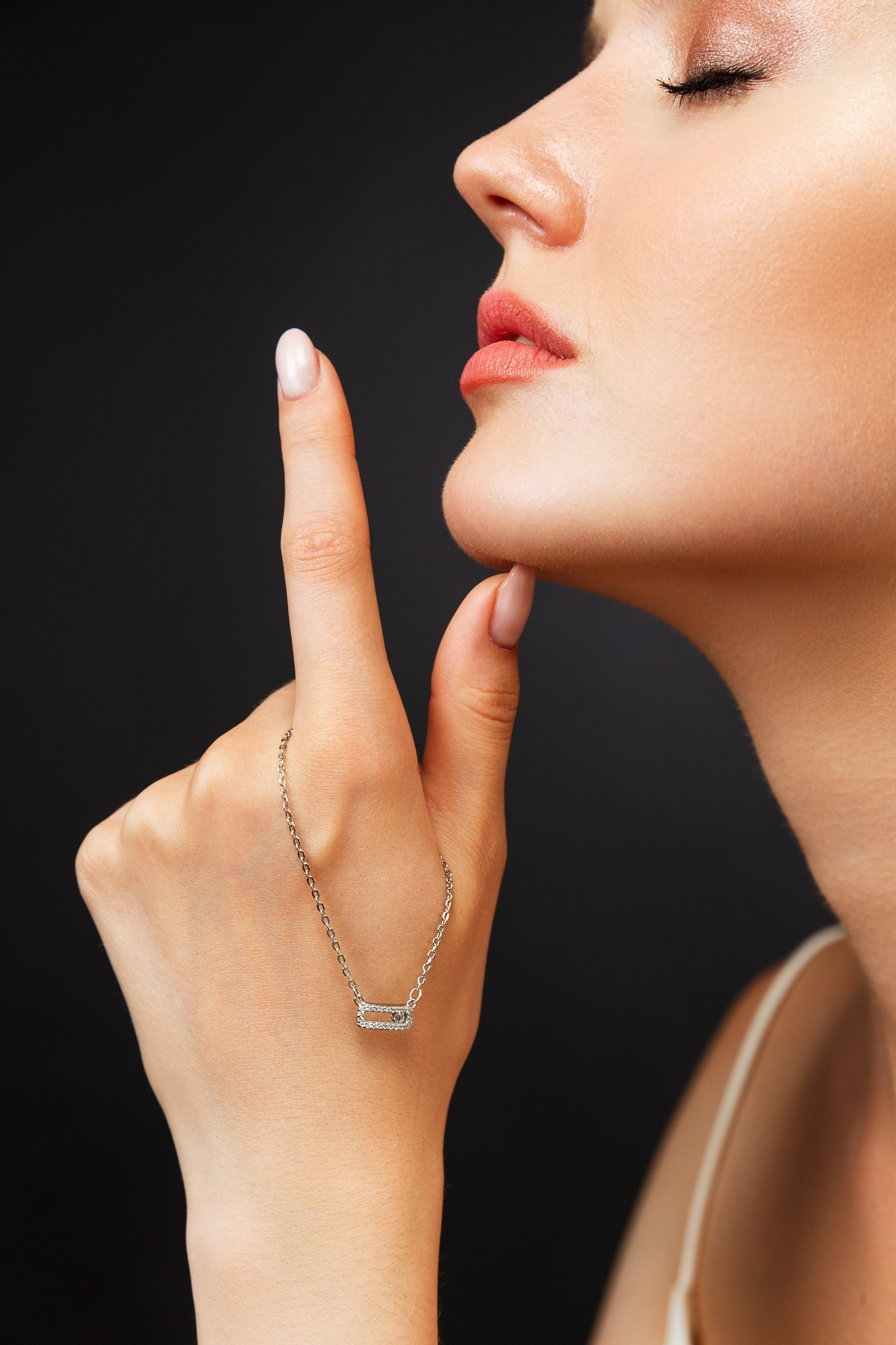 Студийная фотосъемка ювелирных украшений на моделях. Профессиональный фотограф в Санкт-Петербурге. Студийная рекламная фотография. Ювелирный фотограф Сергей Пушкин. Портретная фотосессия. Фото для каталога и маркетплейсов. Фотосъёмка на однородном фоне. Product photographer in Saint-Petersburg, Russia. Gems photo. Фото для сайта. 