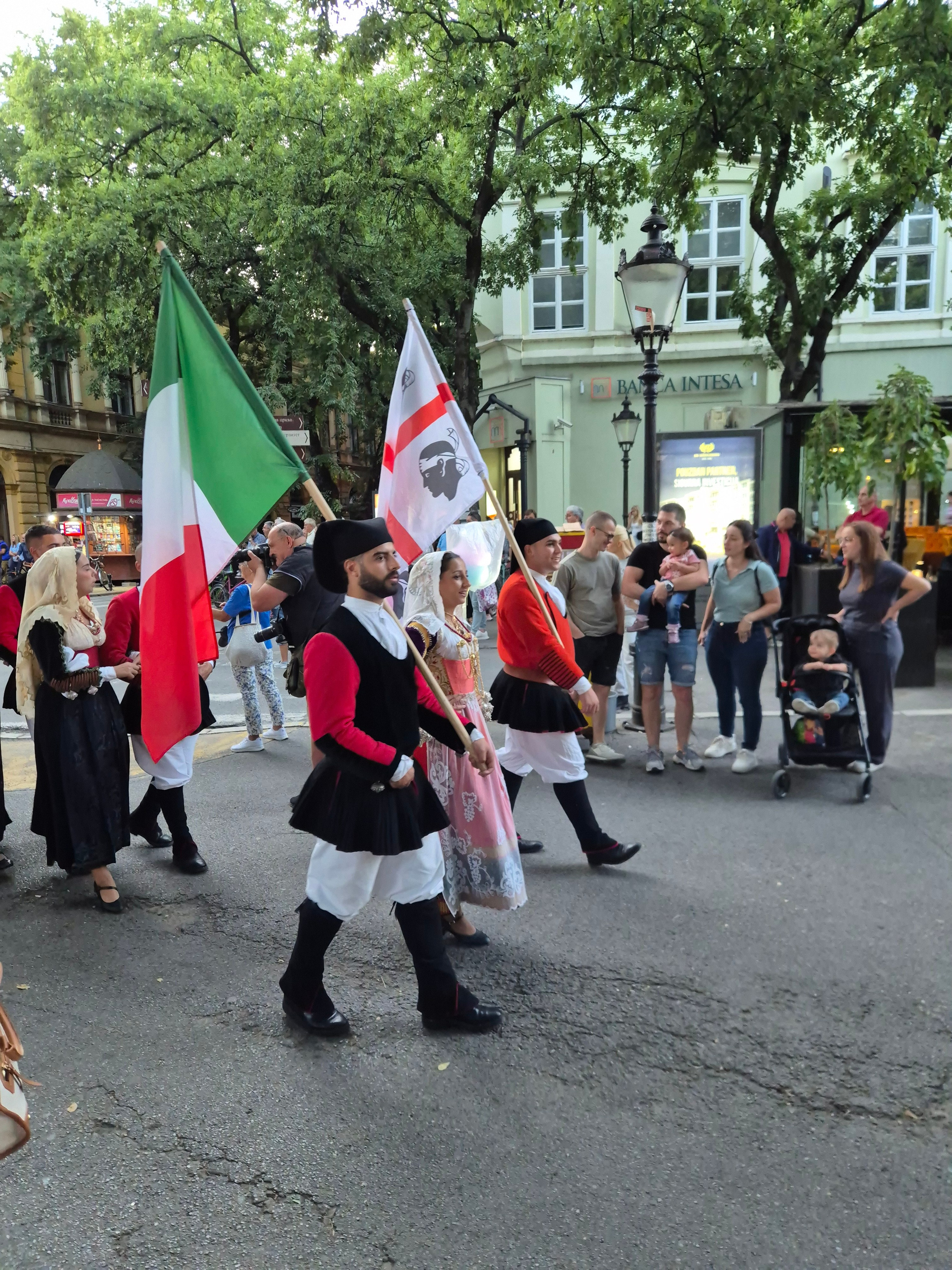 На ратушной площади - тематические народные гуляния и парад