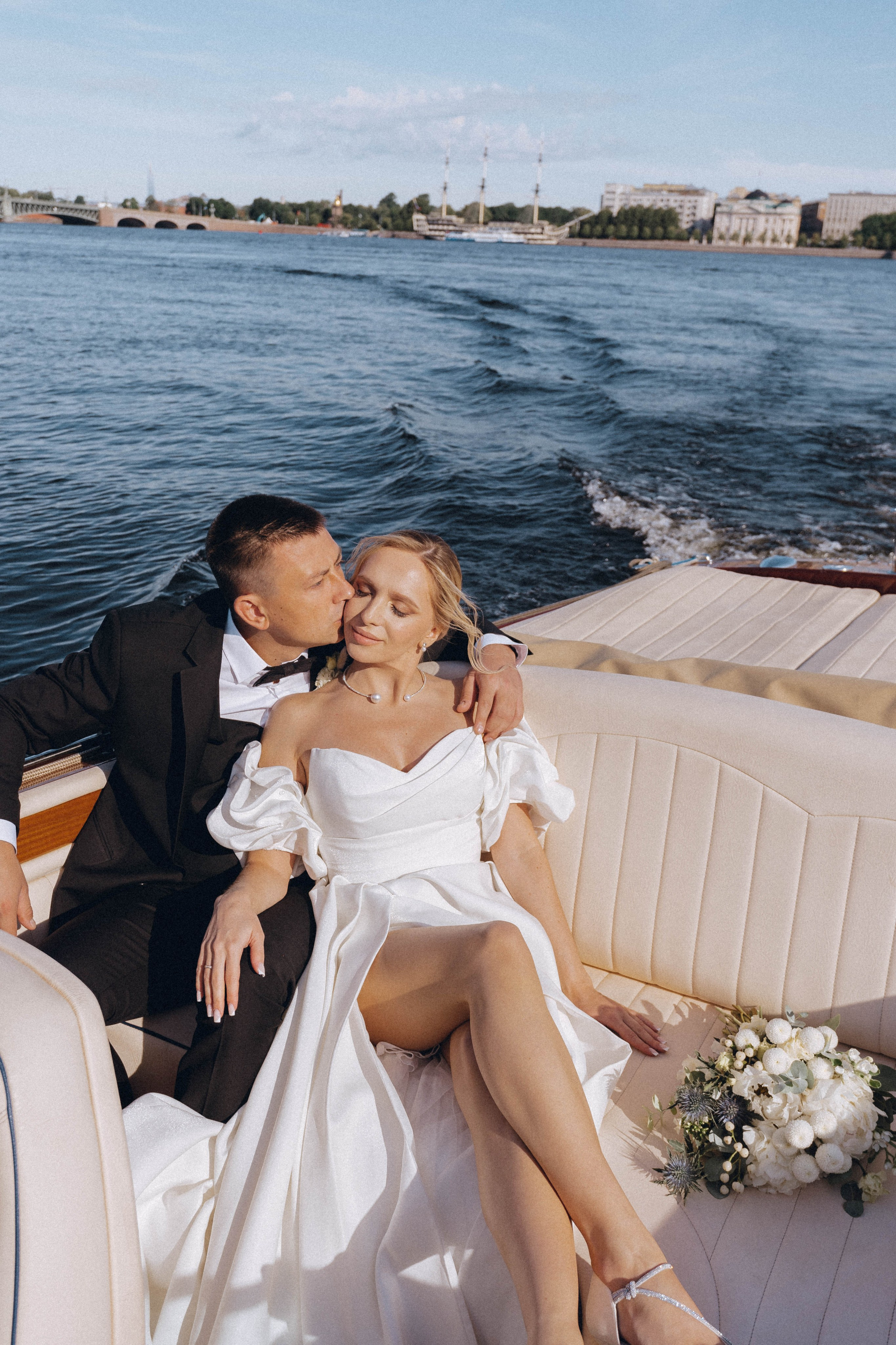 СВАДЕНБНАЯ СЬЕМКА НА КАТЕРЕ ПО КАНАЛАМ САНКТ-ПЕТЕРБУРГА И В АКВАТОРИИ НЕВЫ. Профессиональный фотограф, Санкт-Петербург — Виктория Богомолова