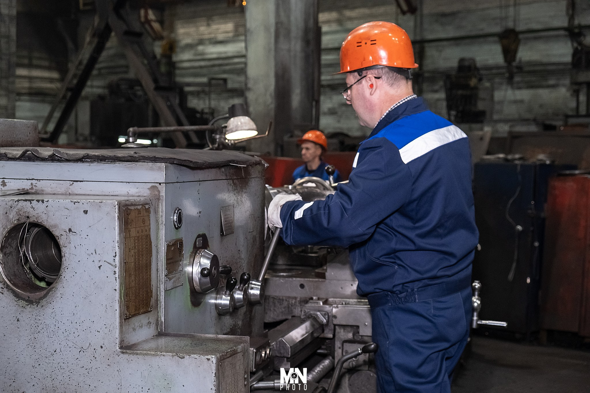Профессиональный токарь, выполняющий фаску на детали. Фотограф Никита Максимов. Междуреченск.