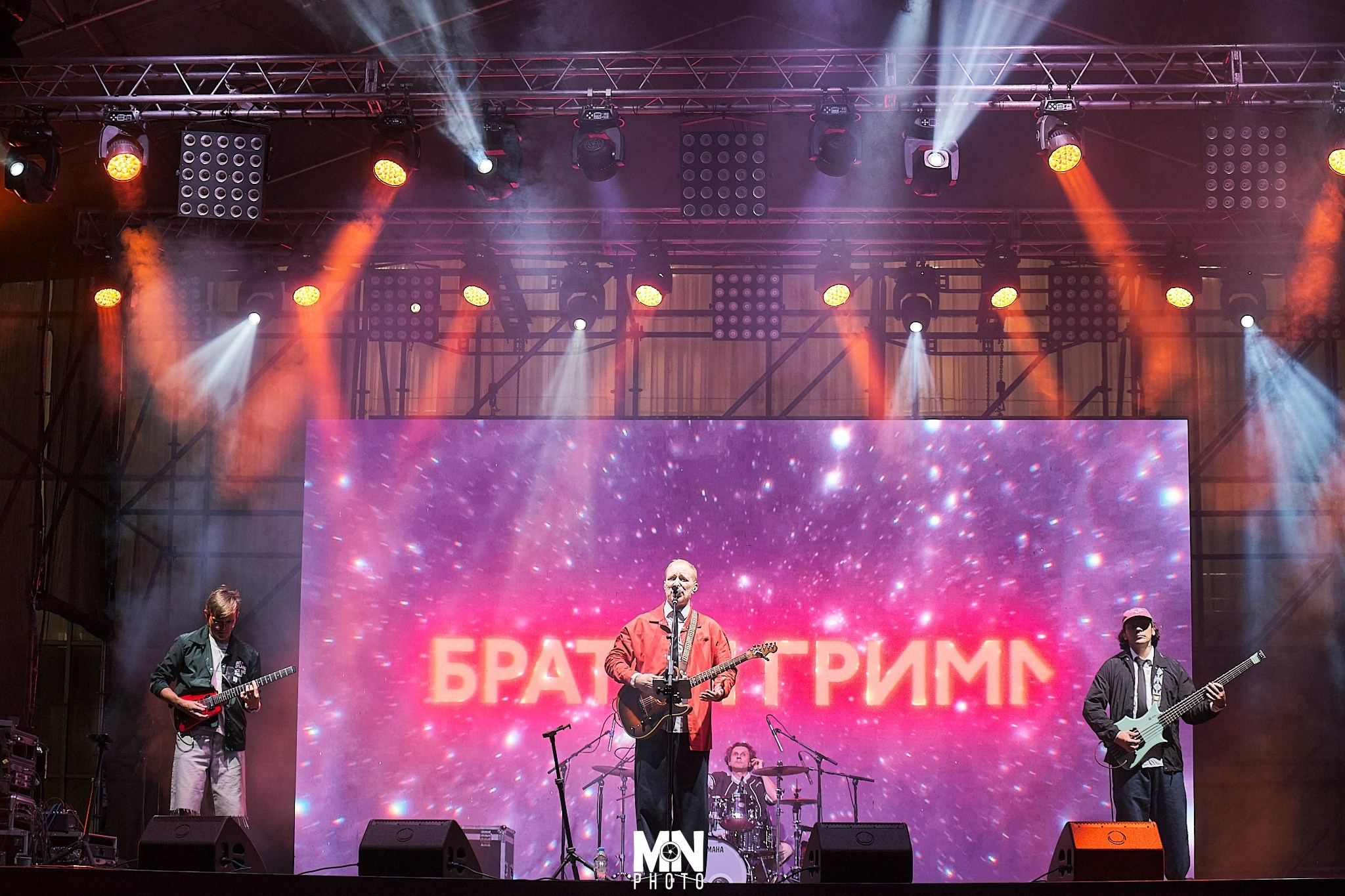 Страсть к музыке, страсть к жизни! День Шахтера в Междуреченске, где ДК “Распадский” и “Братья Грим” зажгли сцену своей энергией! Никита Максимов почувствовал эту страсть.