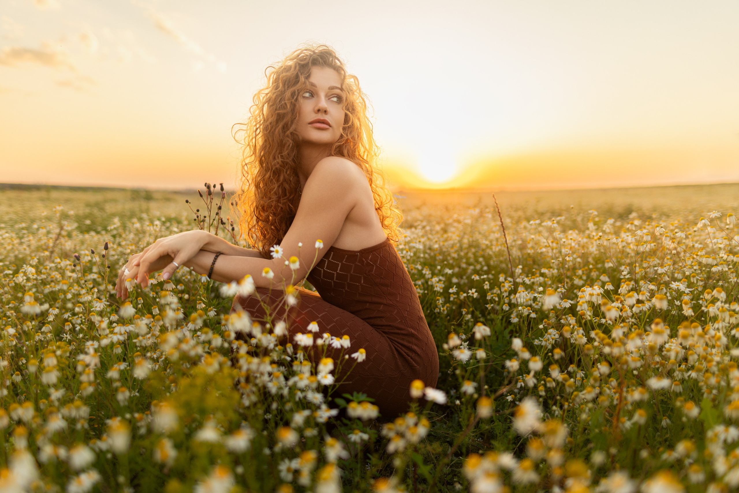 Фотосет на рассвете с Дианой в поле ромашек и пшеницы в формате для «себя». Дмитрий Шульгин, портретный фотограф в Воронеже