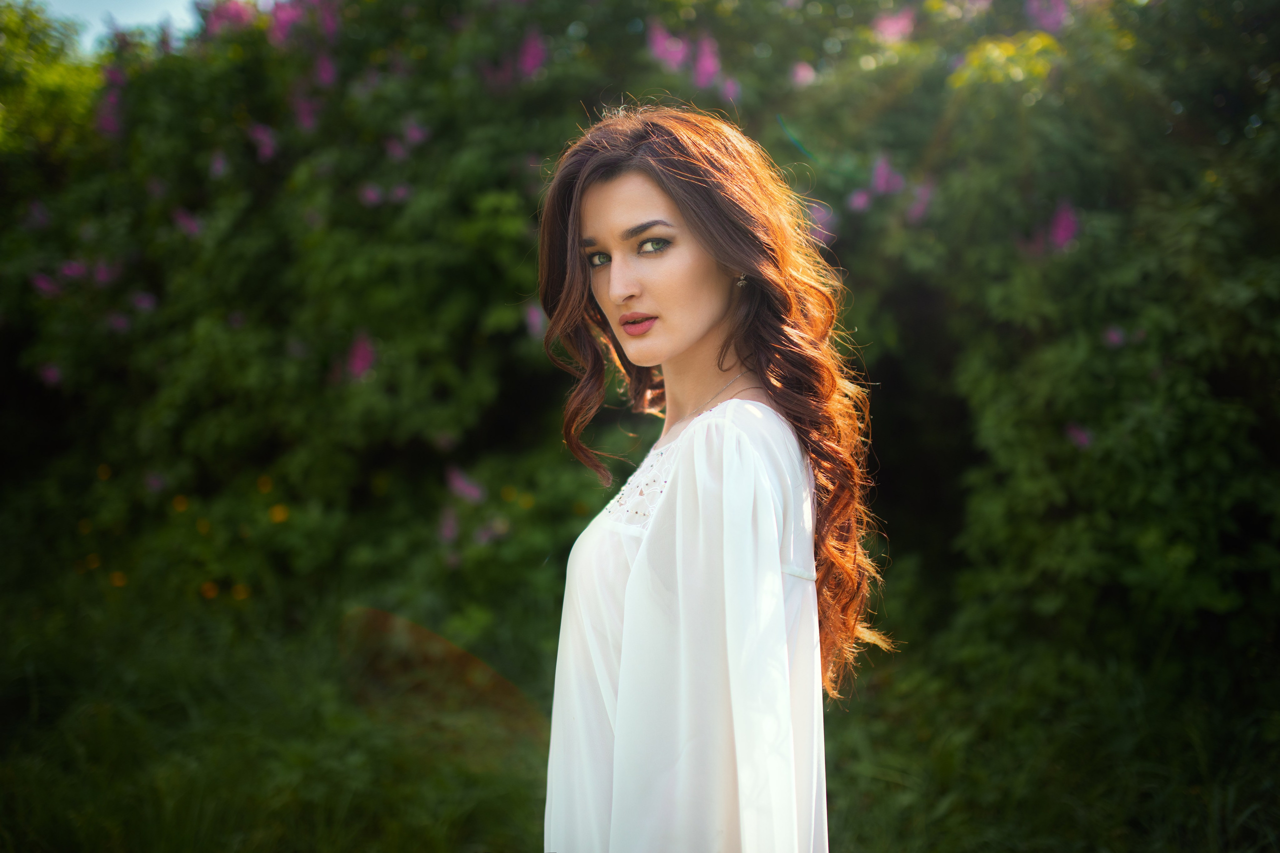 Съемка с Анастасией в кустах сирени в формате для «себя»