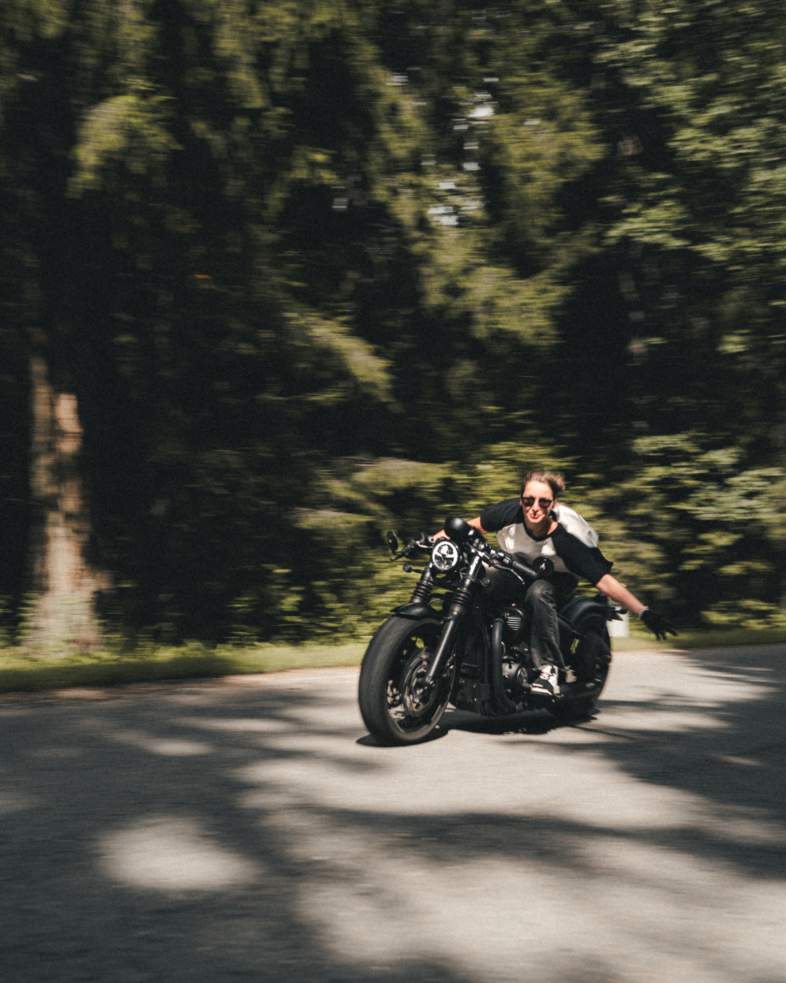 Портретная фотосессия с мотоциклом Triumph Bobber 1200. Фотограф Илья К. в Москве