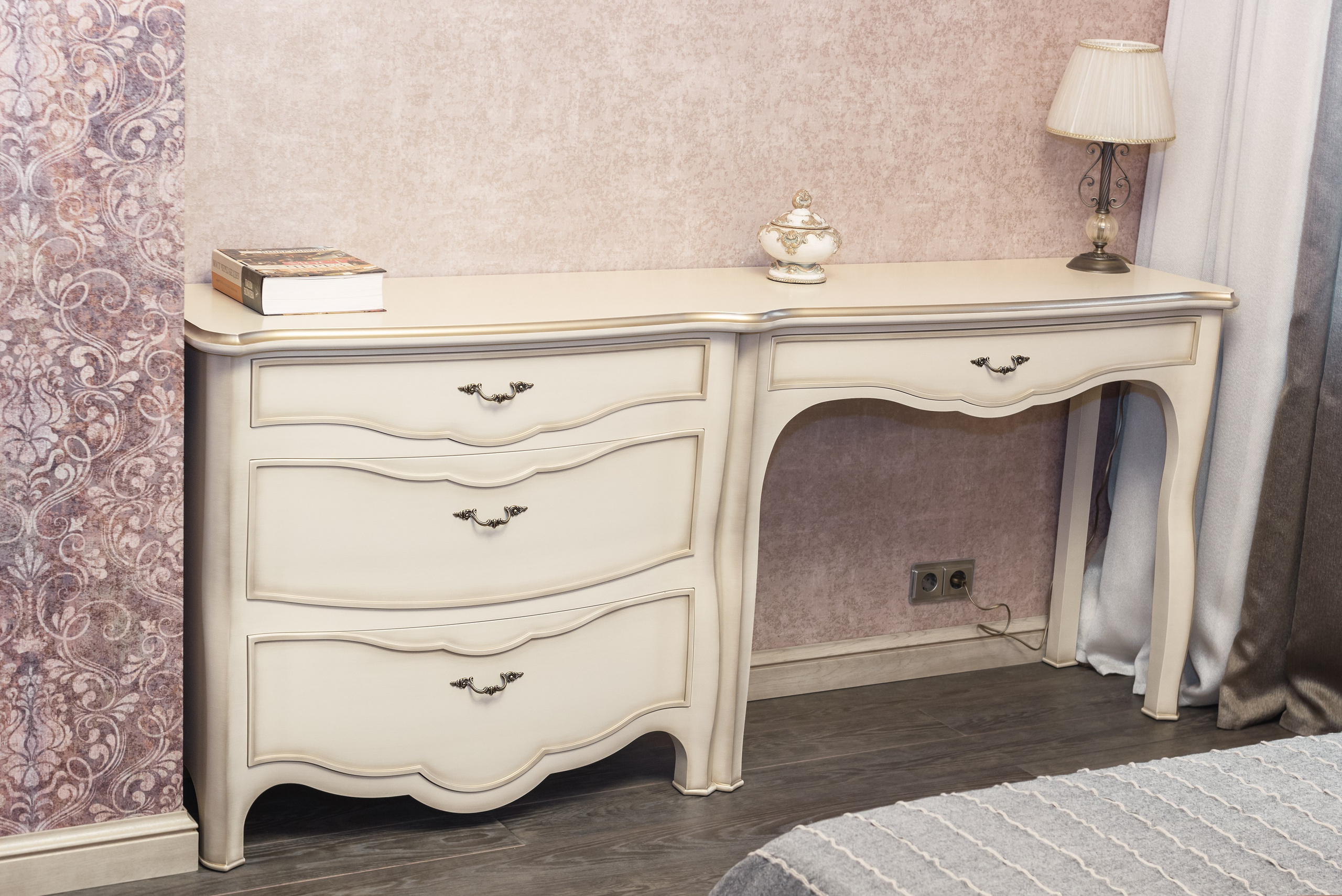 Комод-стол. Студия дизайна интерьера RISE DESIGN STUDIO