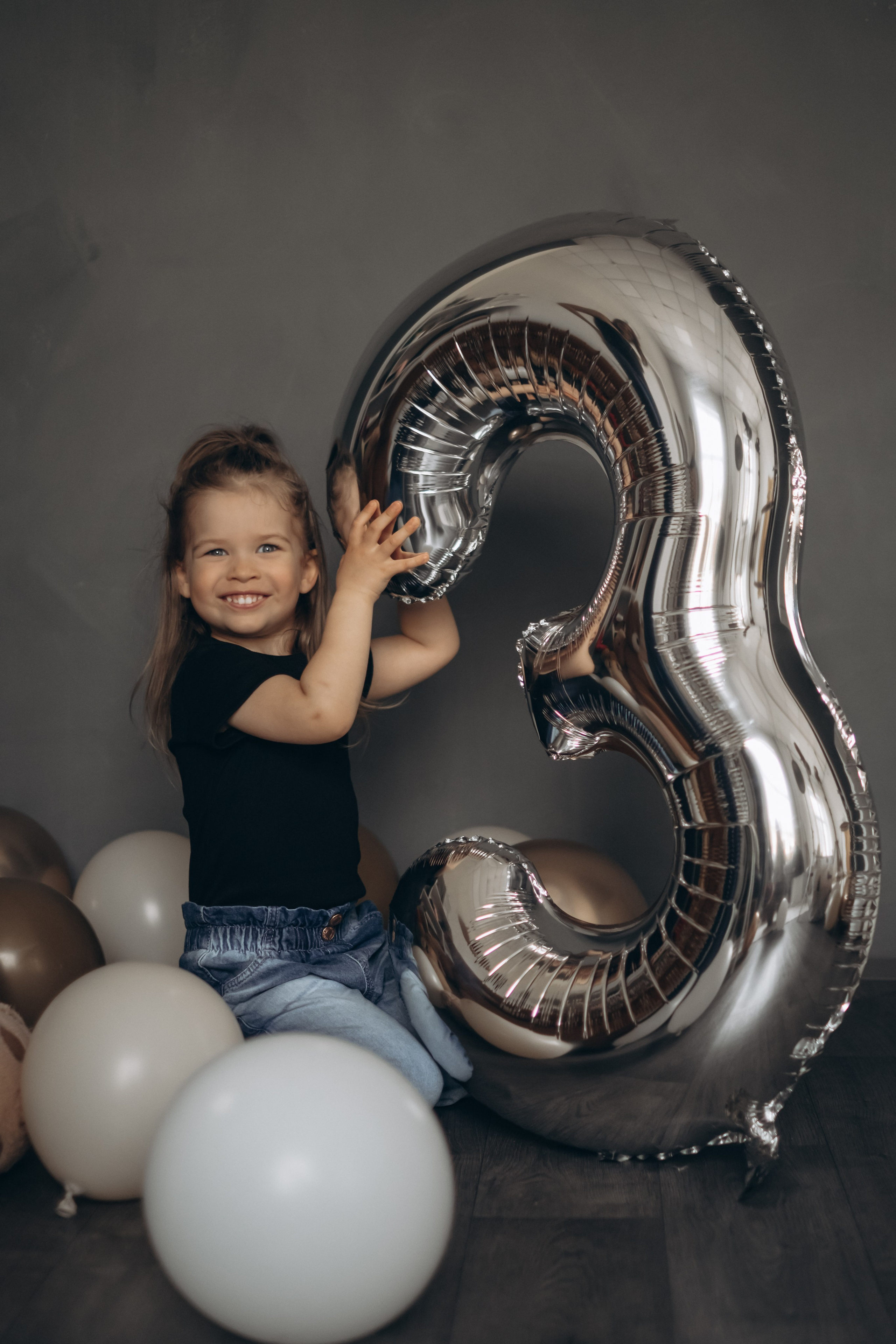 Фотосессия «День рождения» в минималистичной студии. Фотограф Новосибирск Анна Рождественская