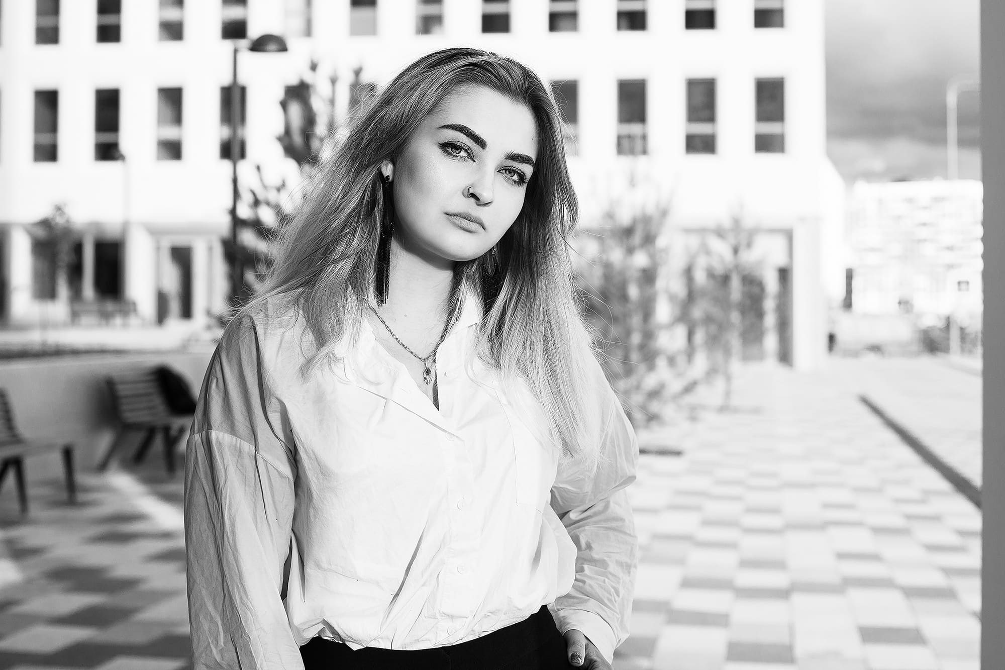 creative-photo-session-on-streets-of-saint-petersburg-with-architectural-background