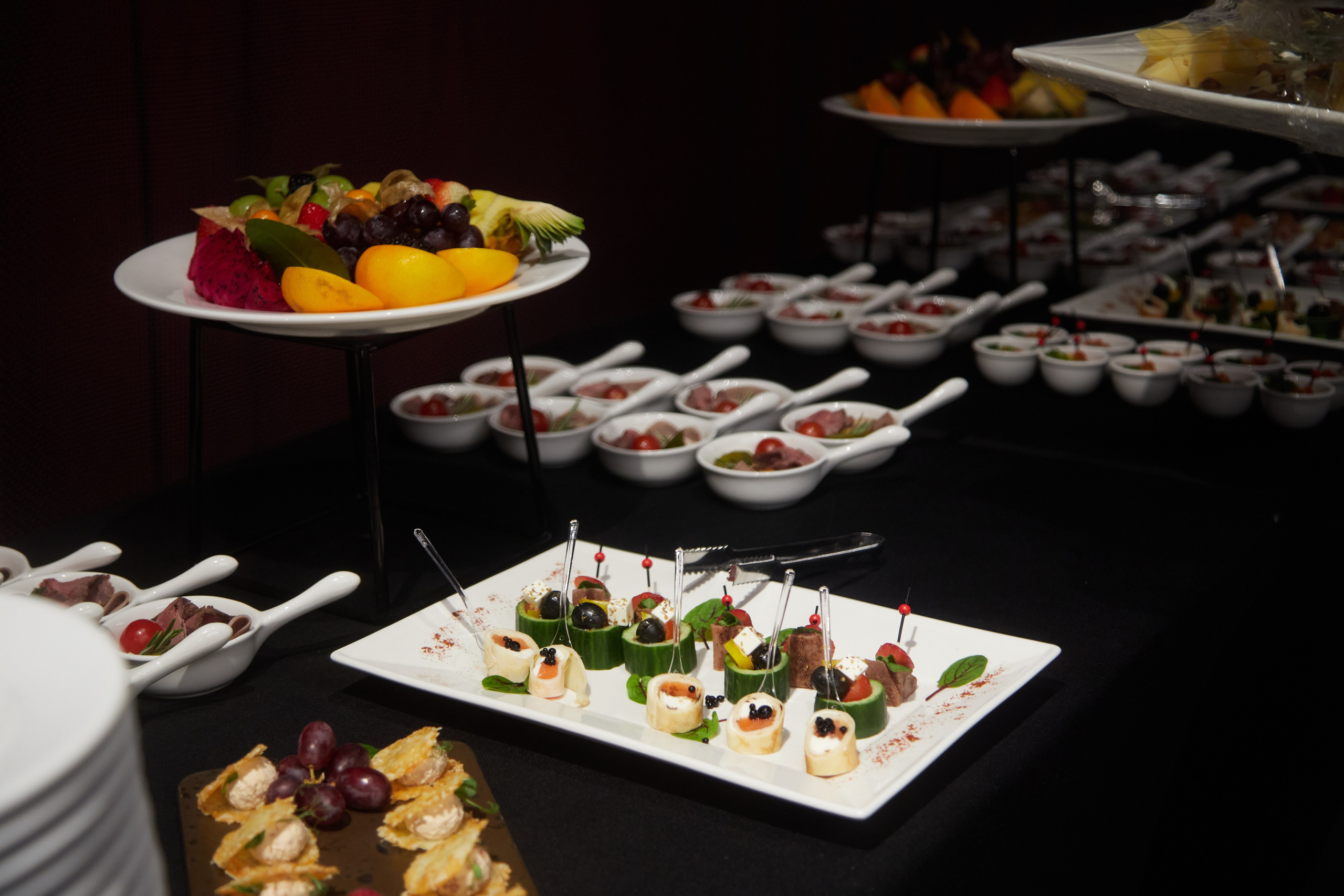 Кейтеринг  — фуд-фотография: Фуршетный стол с канапе и закусками