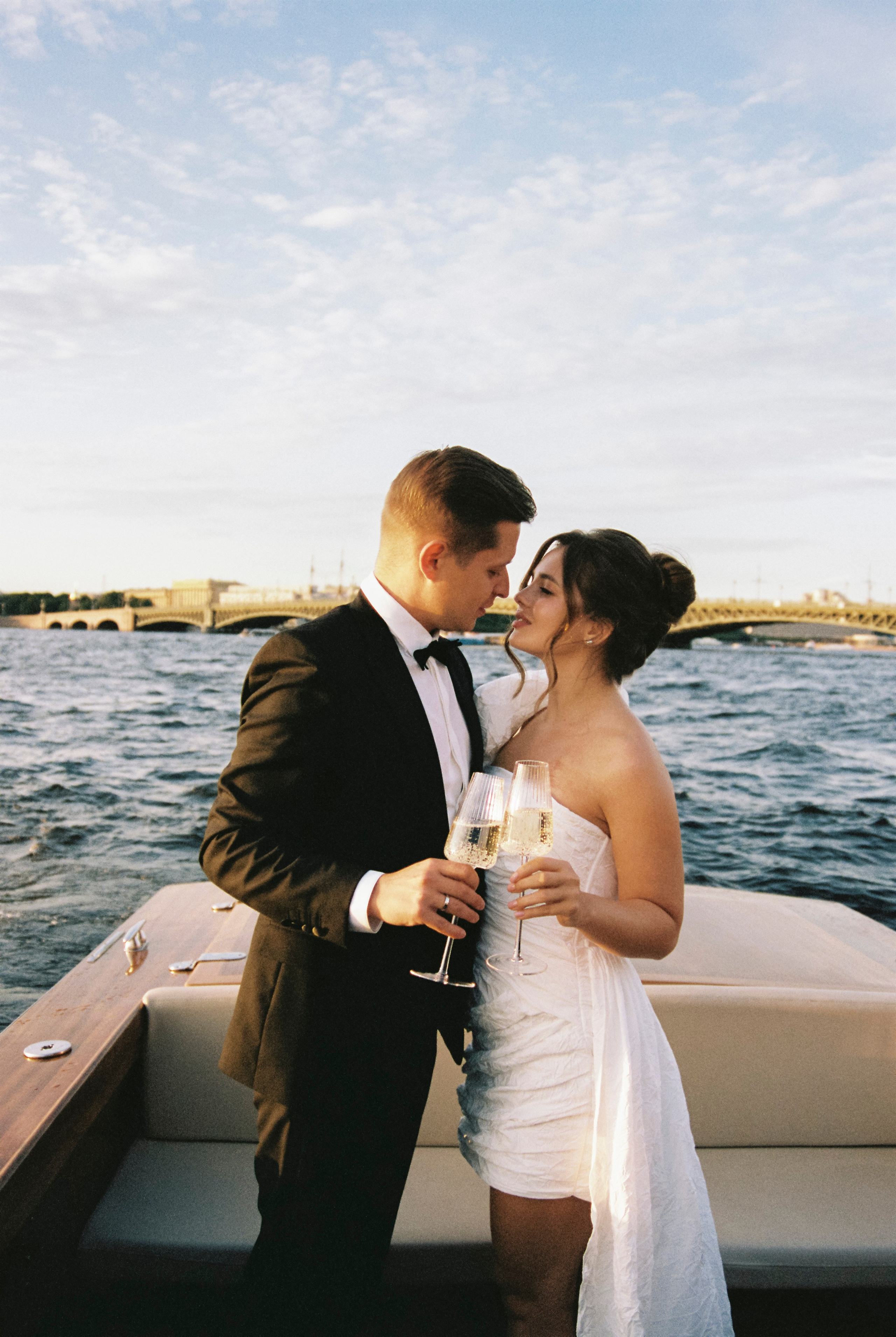 Настя и Лёша. Прогулка по Питеру. Катер. На цифру и плёнку. Свадебный фотограф Катерина Чулкова