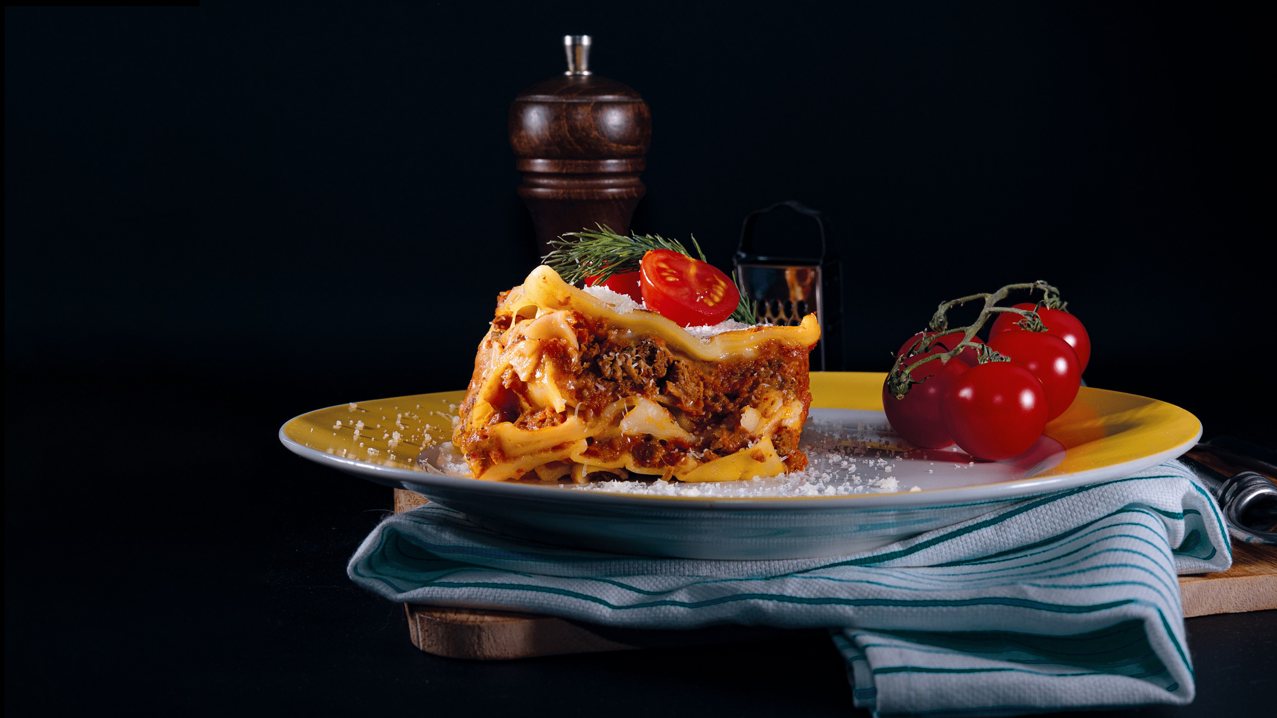 Фуд съёмка на черном фоне. Я  фотограф. Работаю в городе Москва,