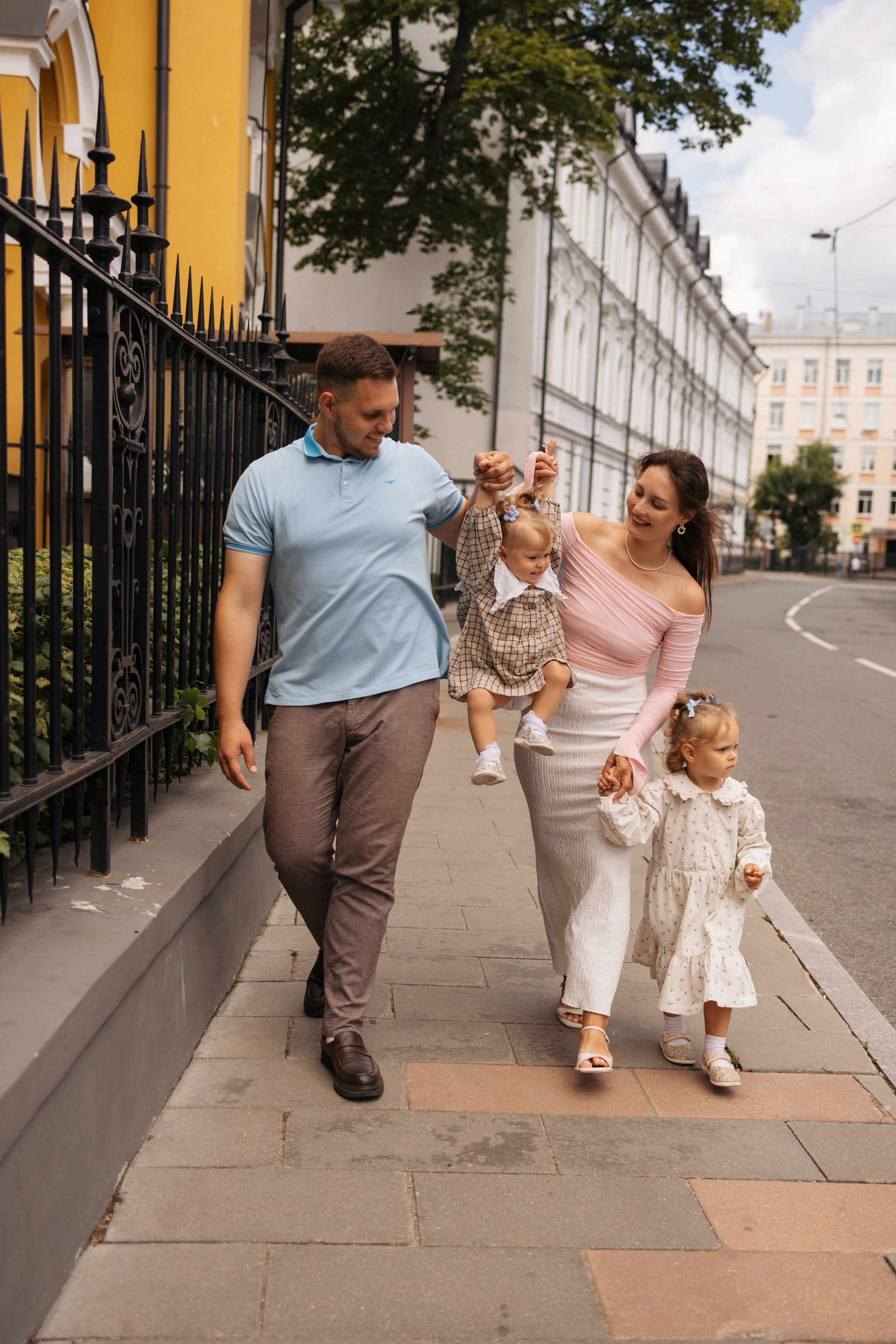 Семейная прогулка по центру Москвы — летняя фотосессия